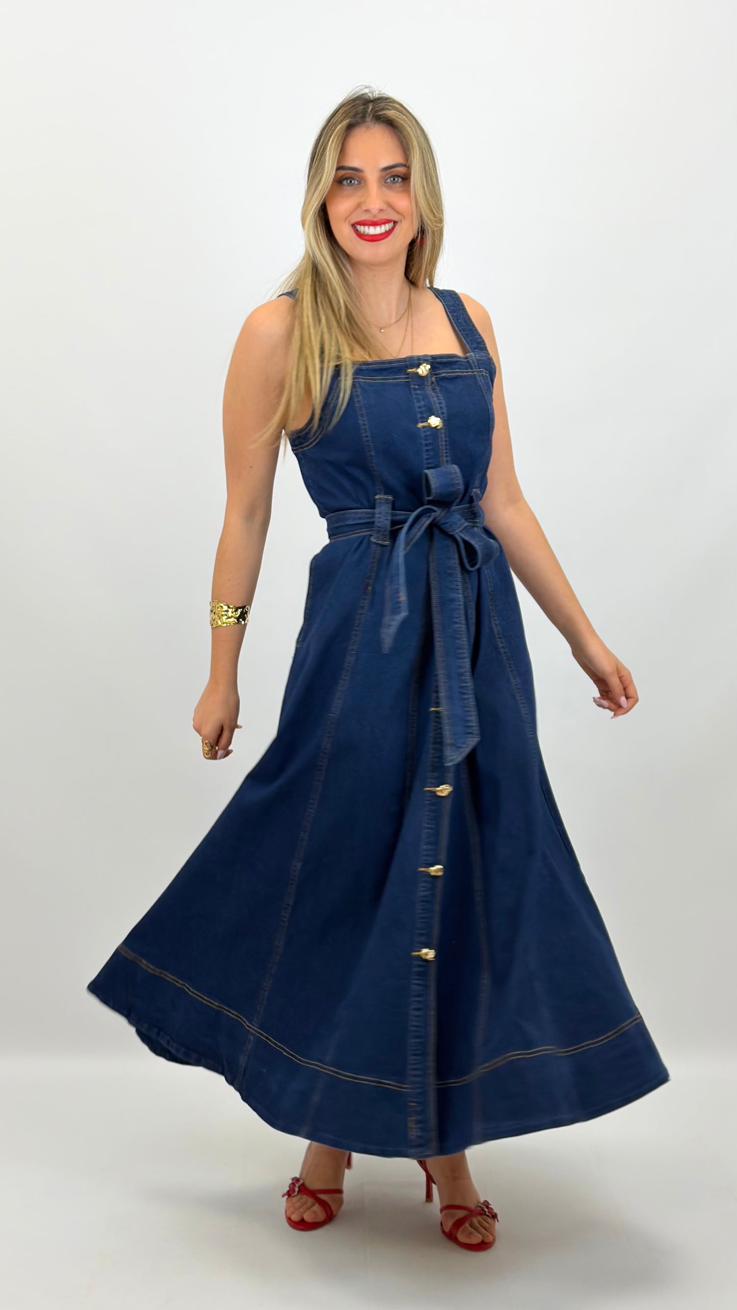 Vestido ganga midi com botões dourados