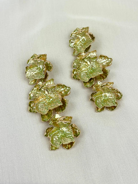Brincos dourados flores tons verde