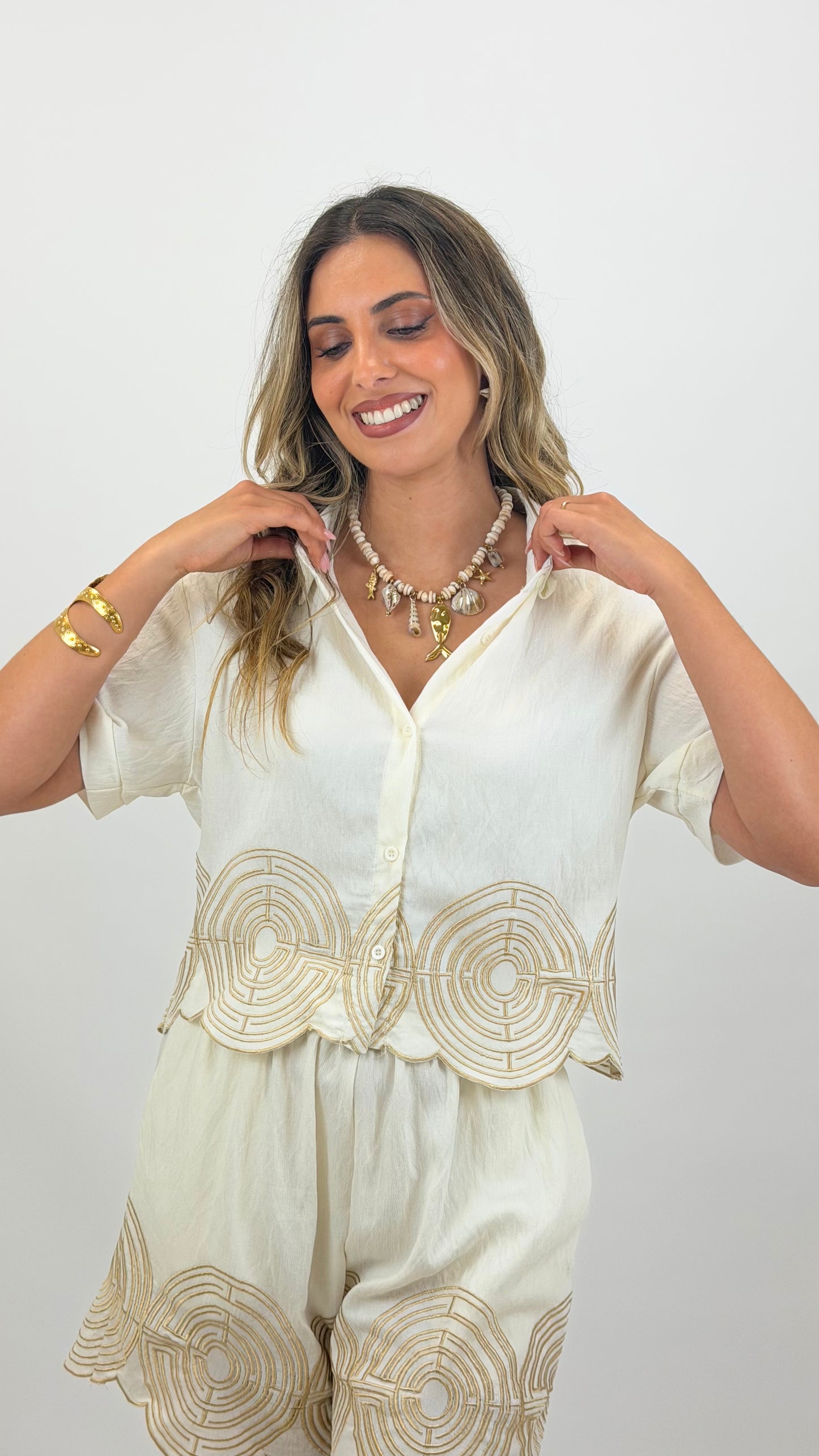 Conjunto blusa e calções creme com bordado dourado