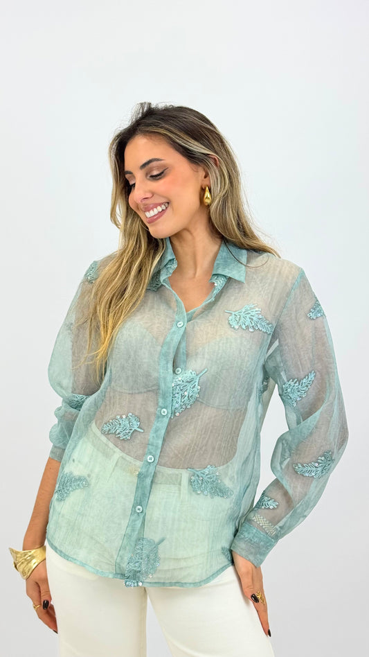 Blusa translúcida folhas bordadas verde-água