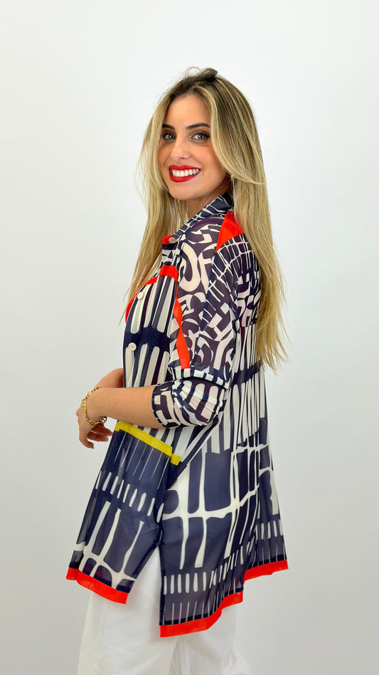 Blusa padrão abstrato tons azul, branco, amarelo e vermelho