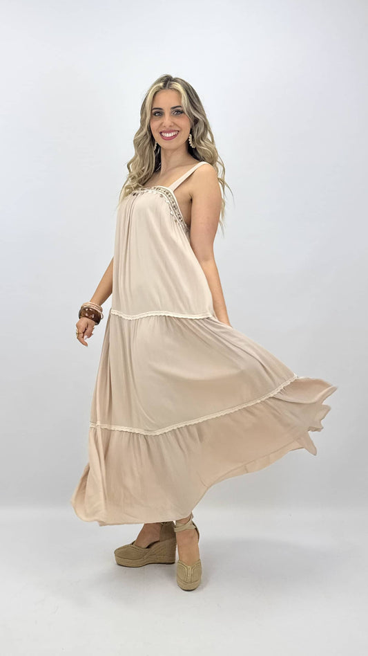 Vestido bege boho-chic com pedrinhas e búzios