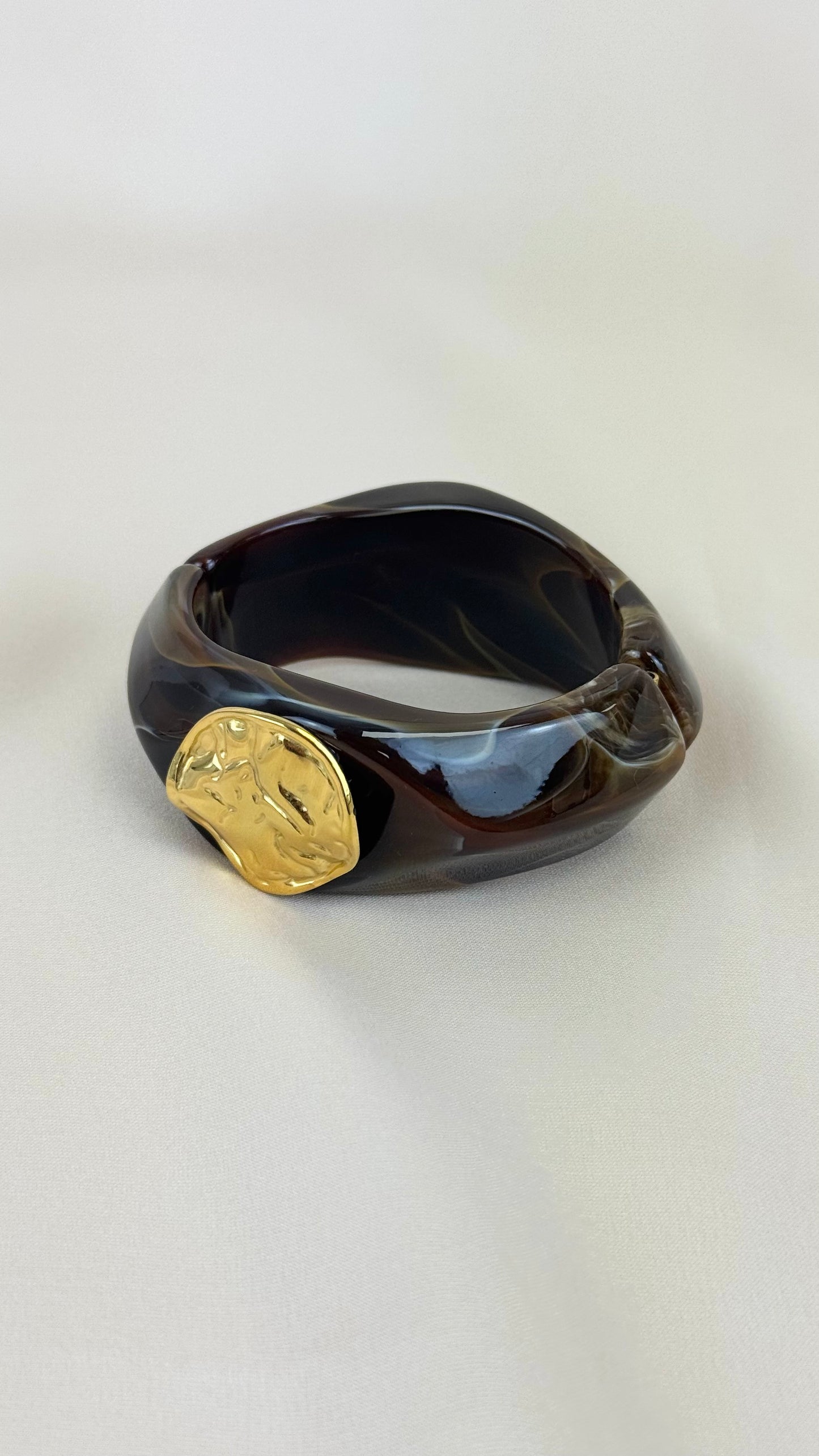 Pulseira acrílico castanho com chapa dourada