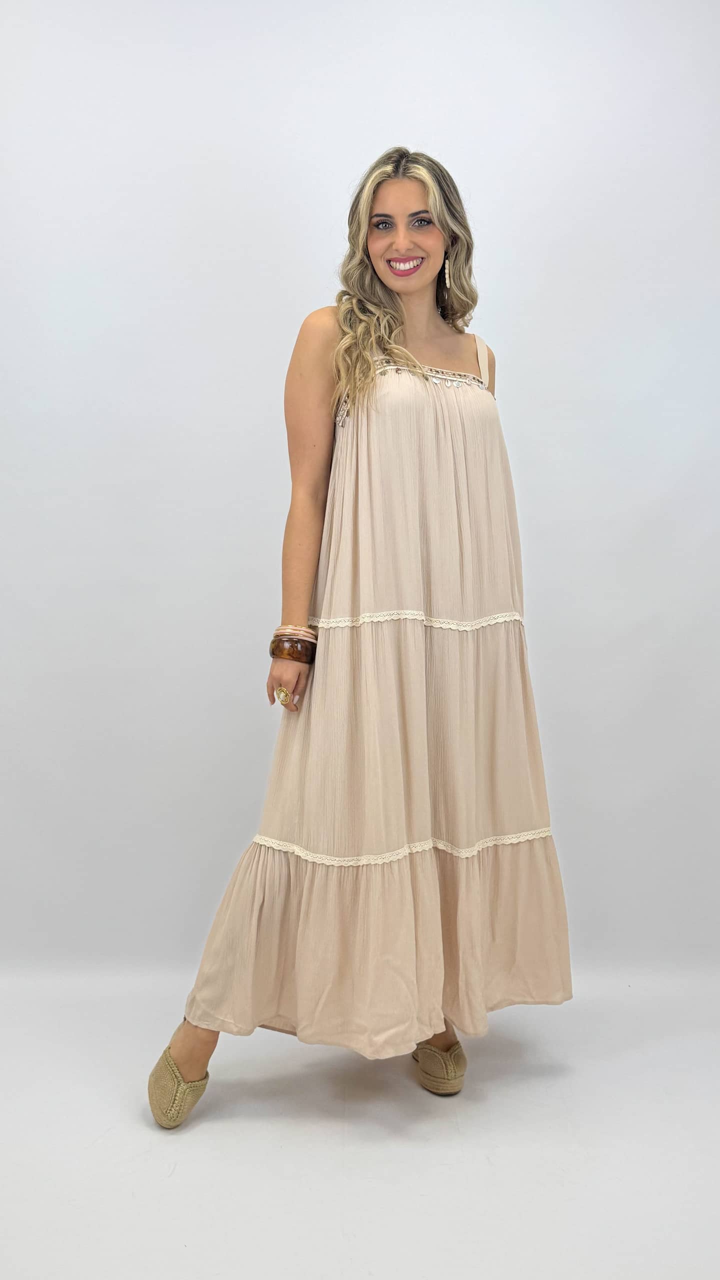 Vestido bege boho-chic com pedrinhas e búzios