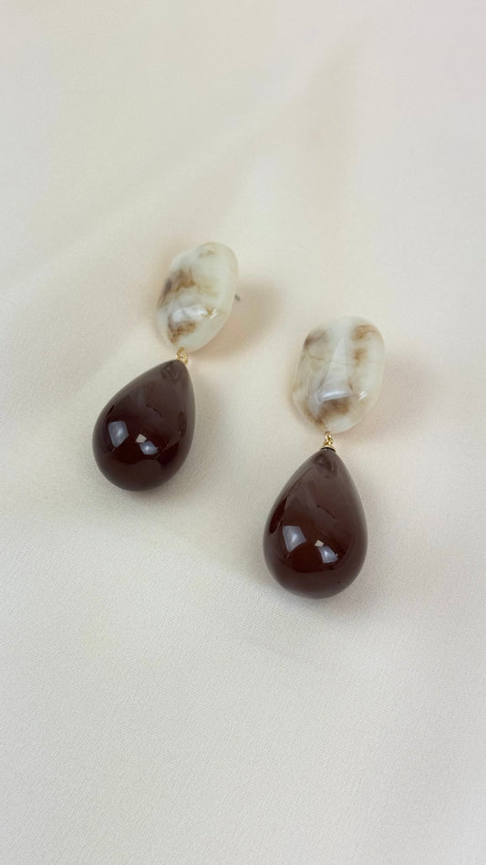 Brincos castanho e pérola acrílico