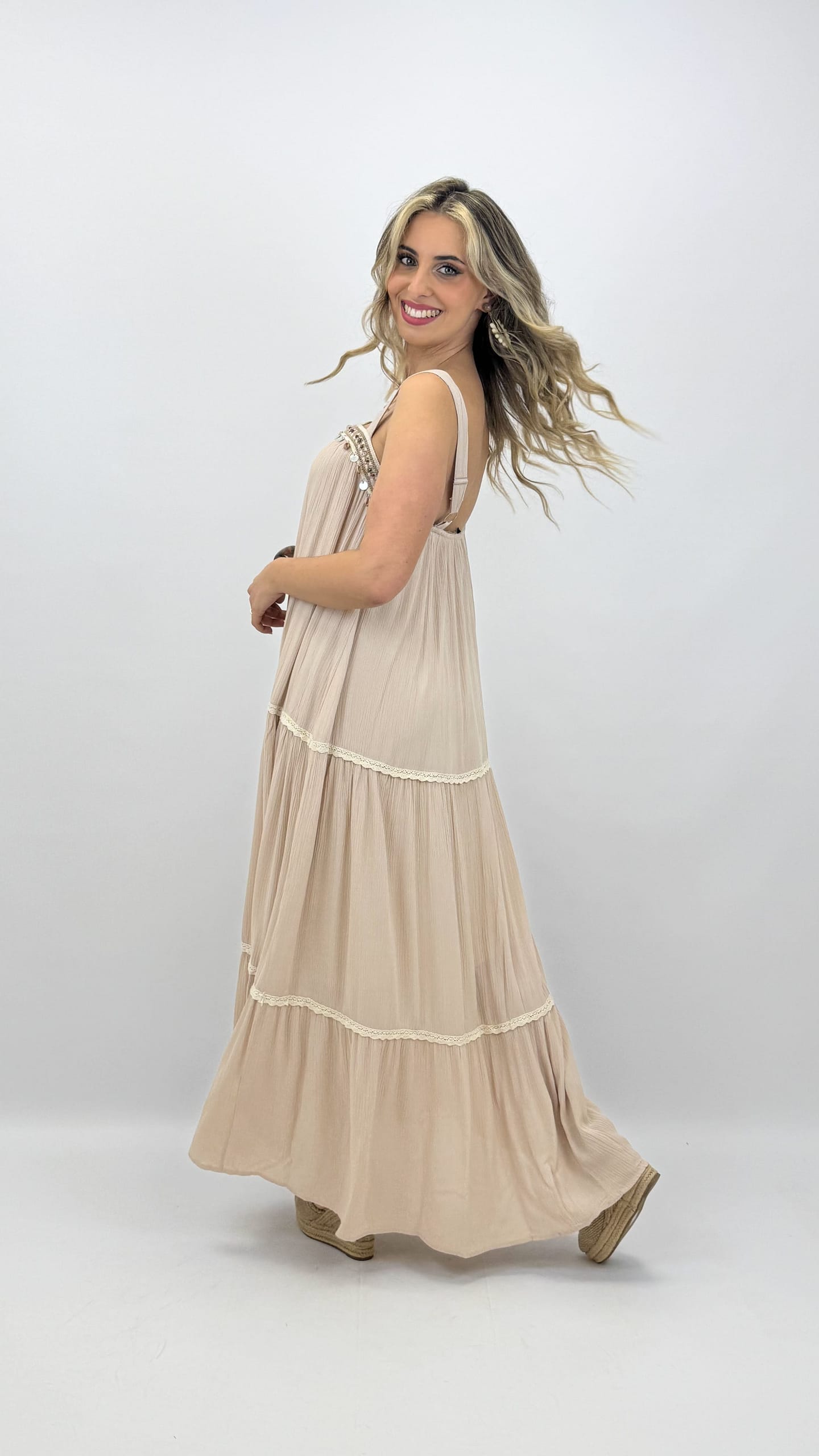 Vestido bege boho-chic com pedrinhas e búzios
