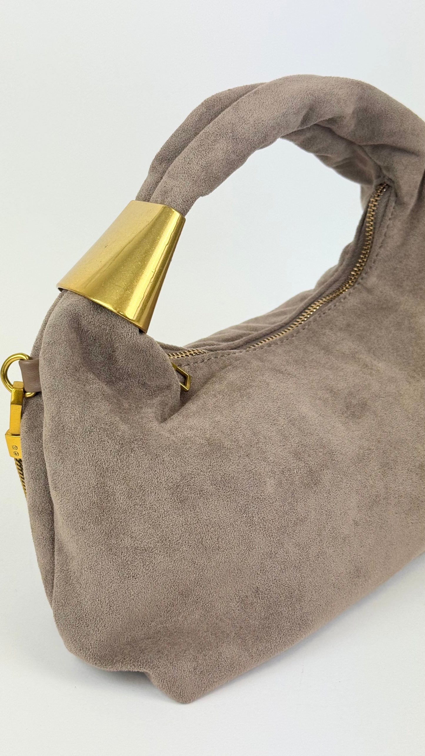Carteira estilo camurça taupe com detalhe dourado
