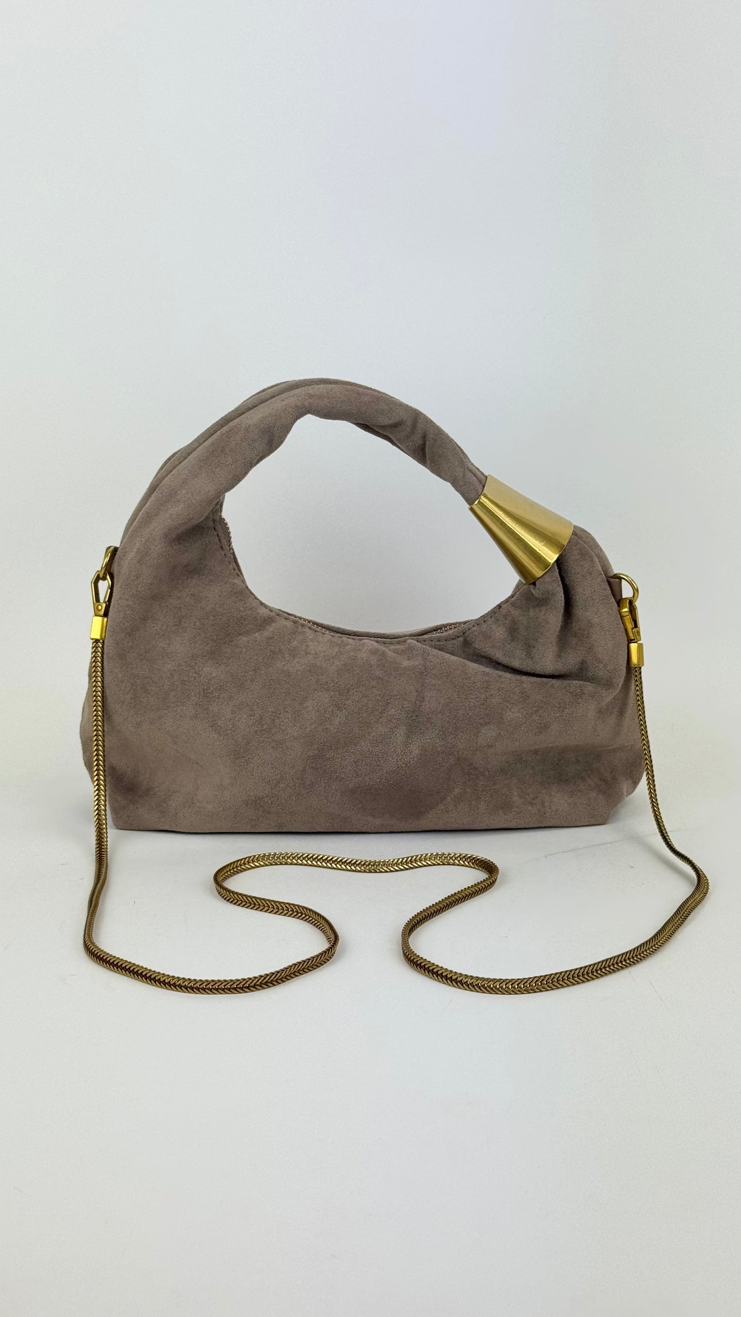 Carteira estilo camurça taupe com detalhe dourado