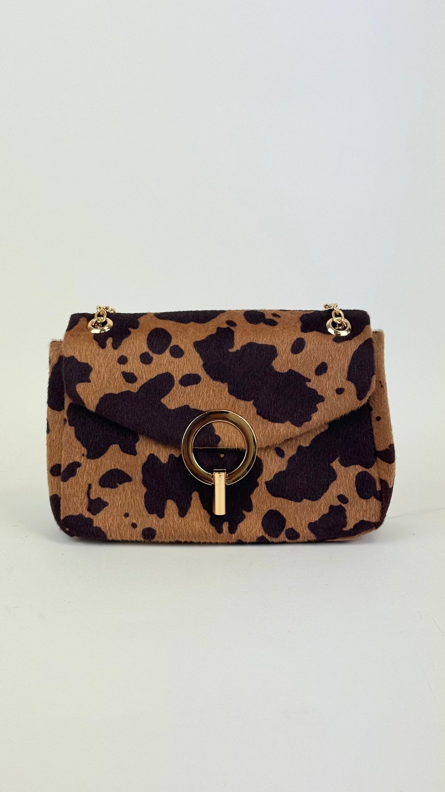 Carteira estilo pelinho animal-print tons castanho e camel