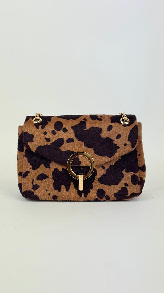 Carteira estilo pelinho animal-print tons castanho e camel