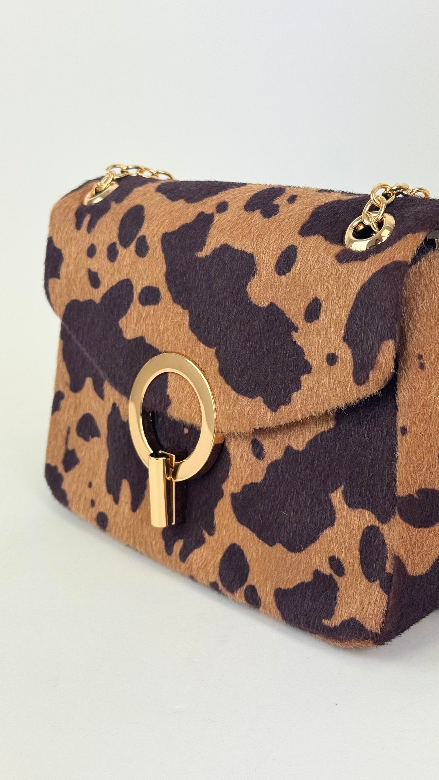 Carteira estilo pelinho animal-print tons castanho e camel