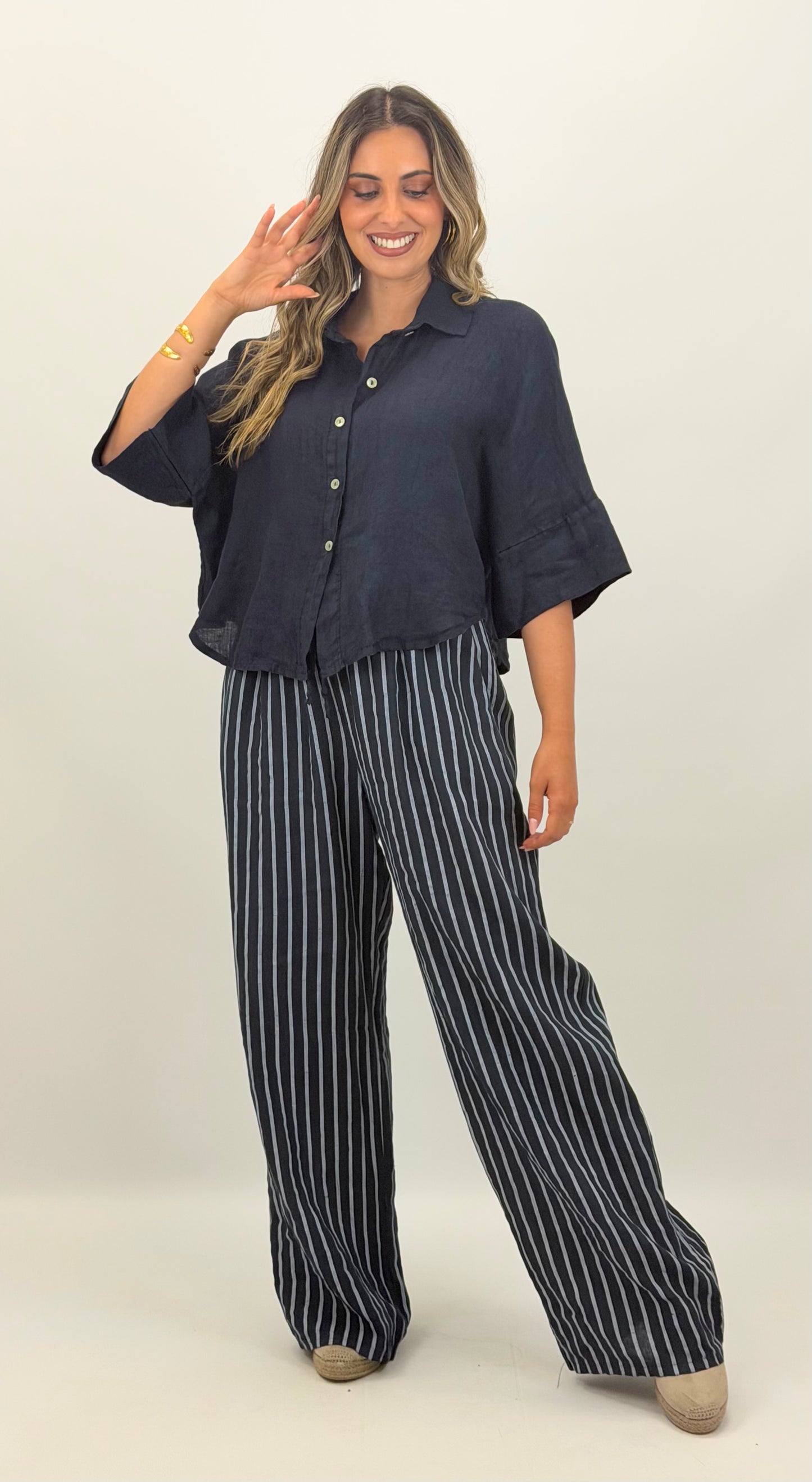 Calça linho marinho com risca azul-bebé