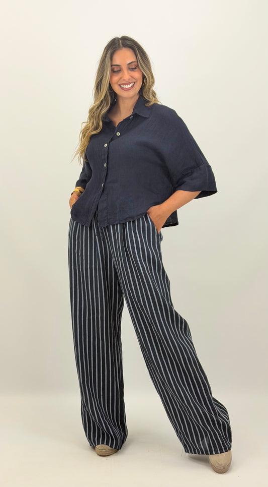 Calça linho marinho com risca azul-bebé