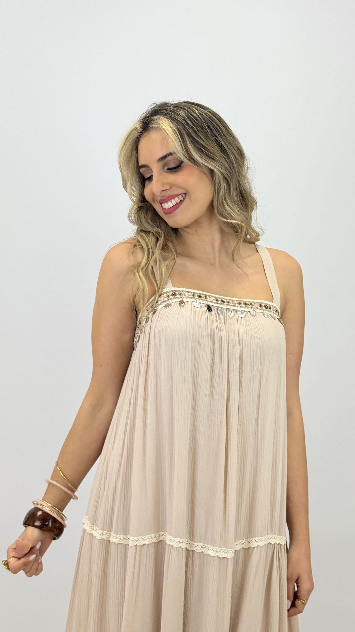 Vestido bege boho-chic com pedrinhas e búzios