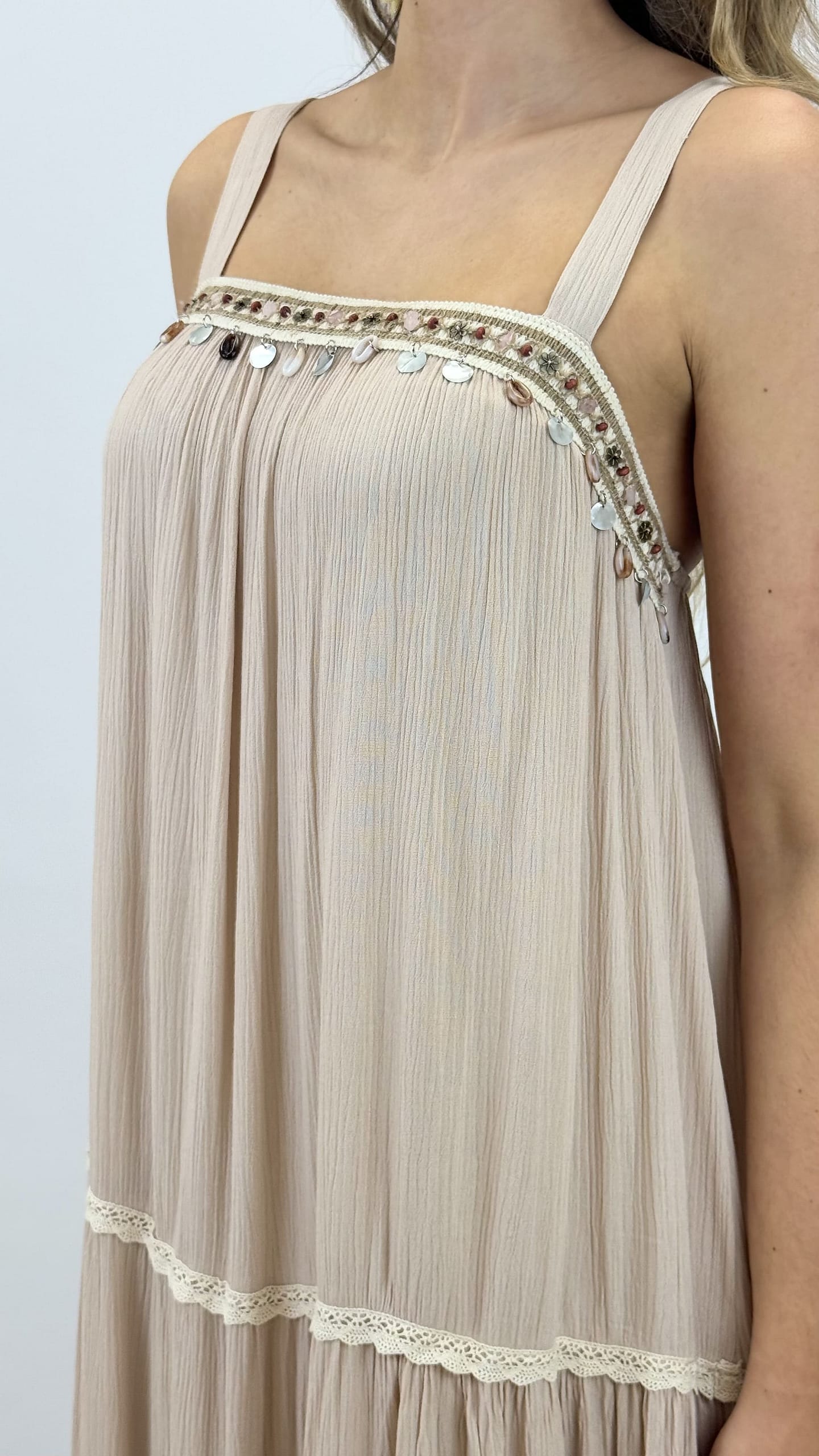 Vestido bege boho-chic com pedrinhas e búzios