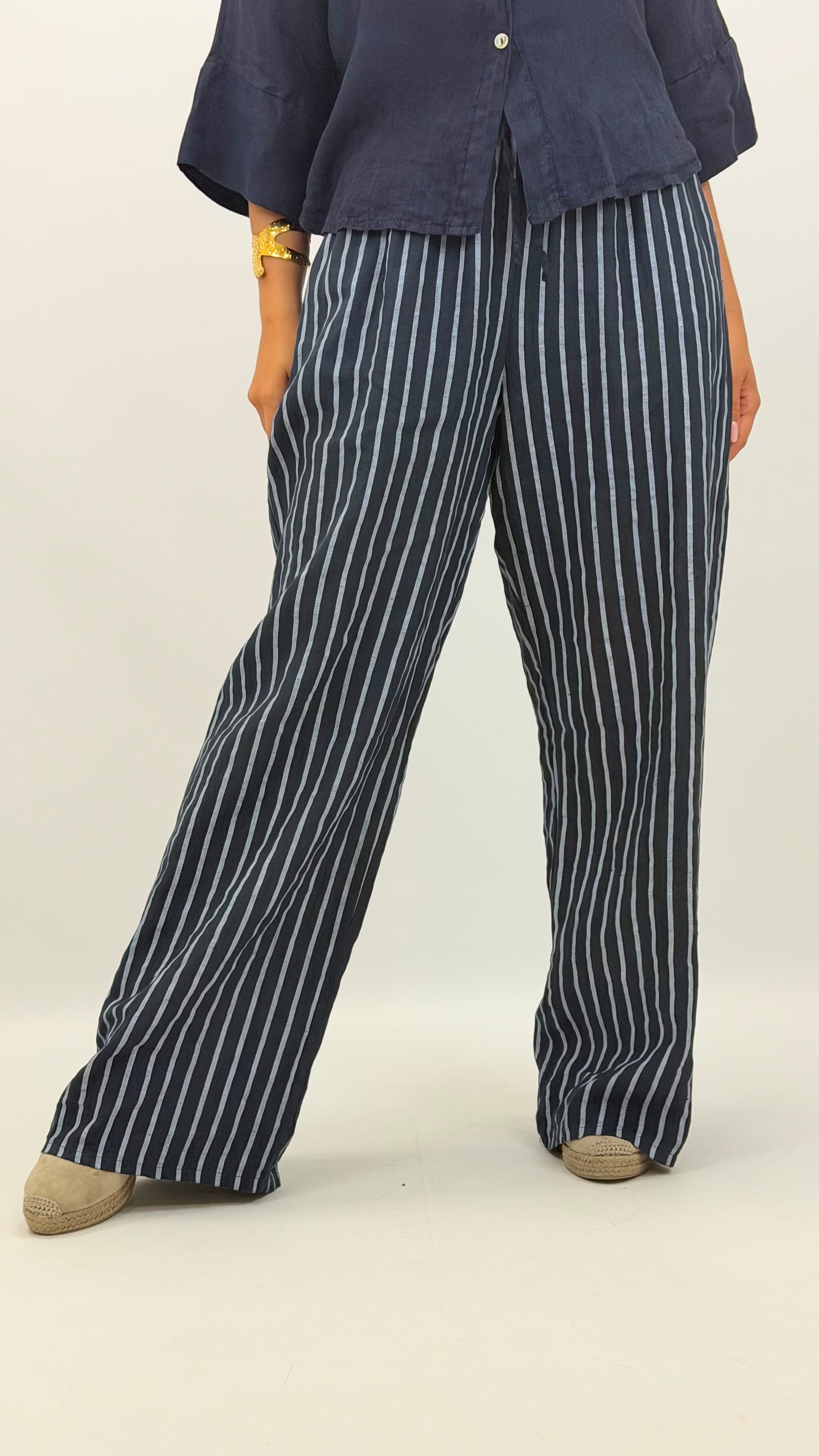Calça linho marinho com risca azul-bebé