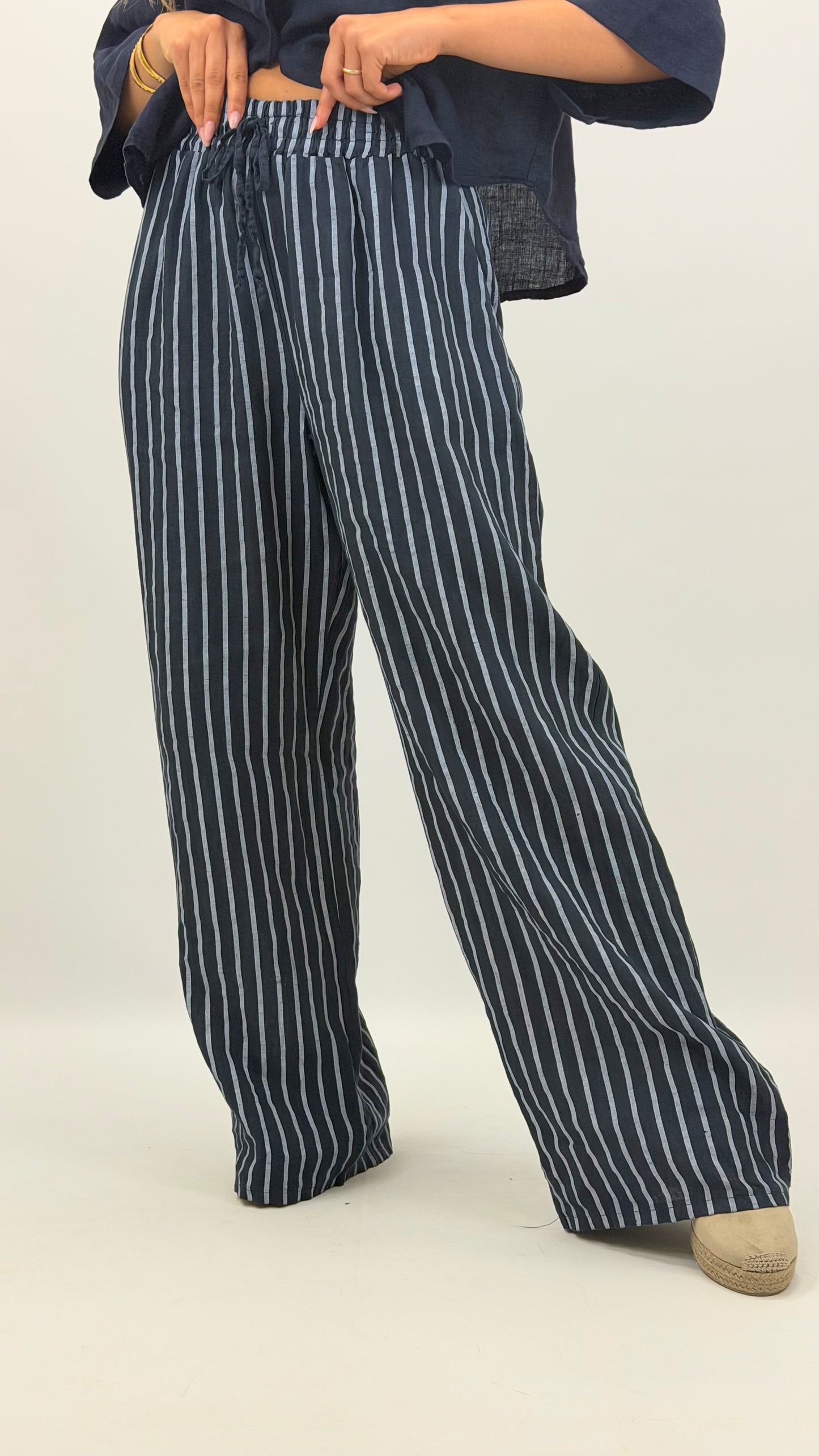 Calça linho marinho com risca azul-bebé