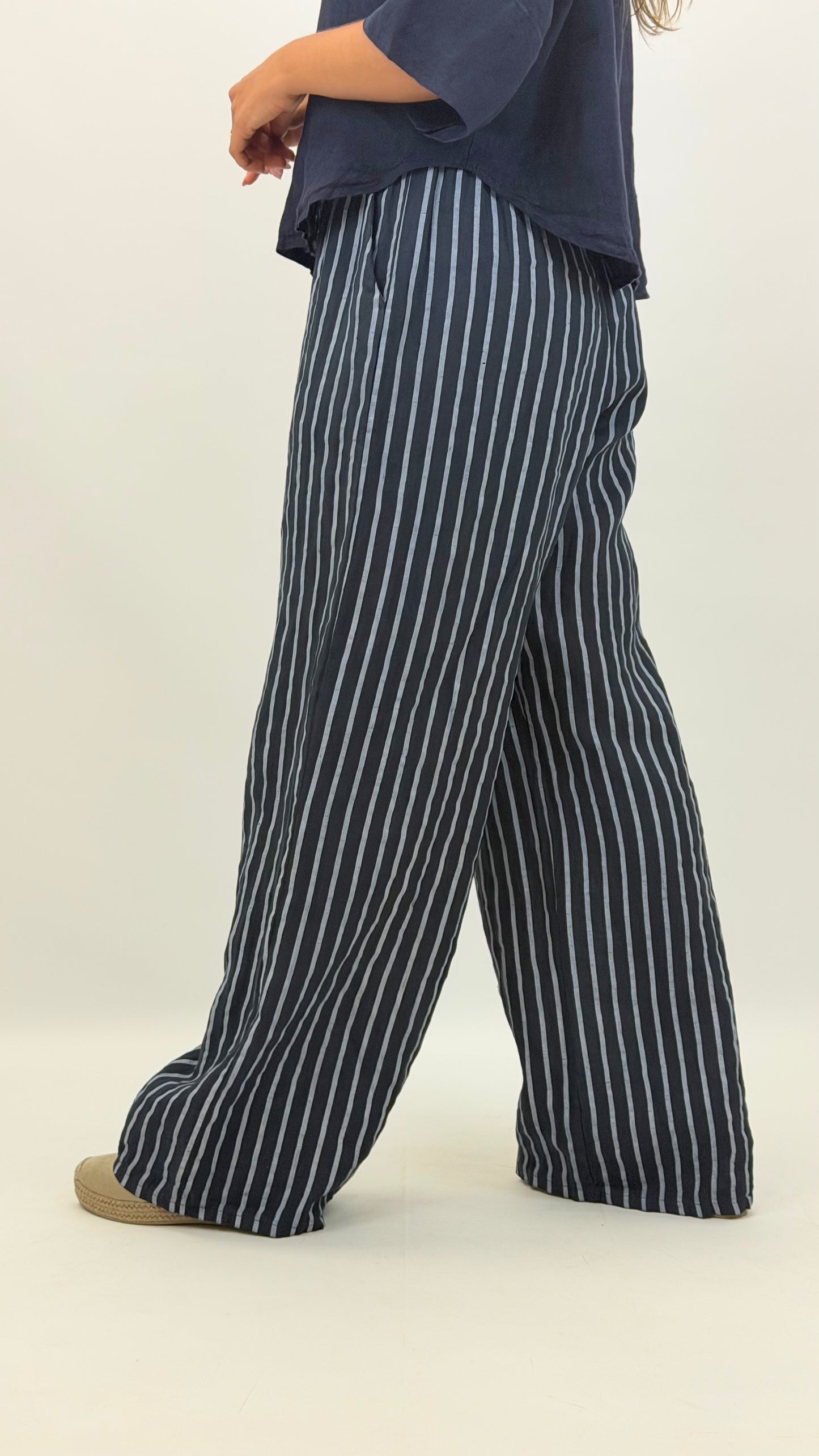 Calça linho marinho com risca azul-bebé