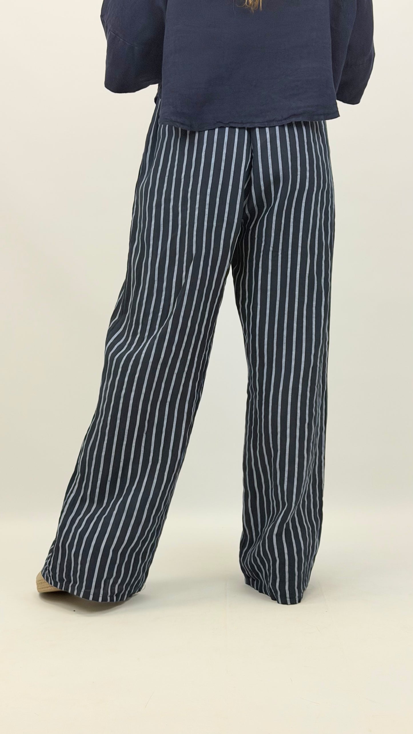 Calça linho marinho com risca azul-bebé