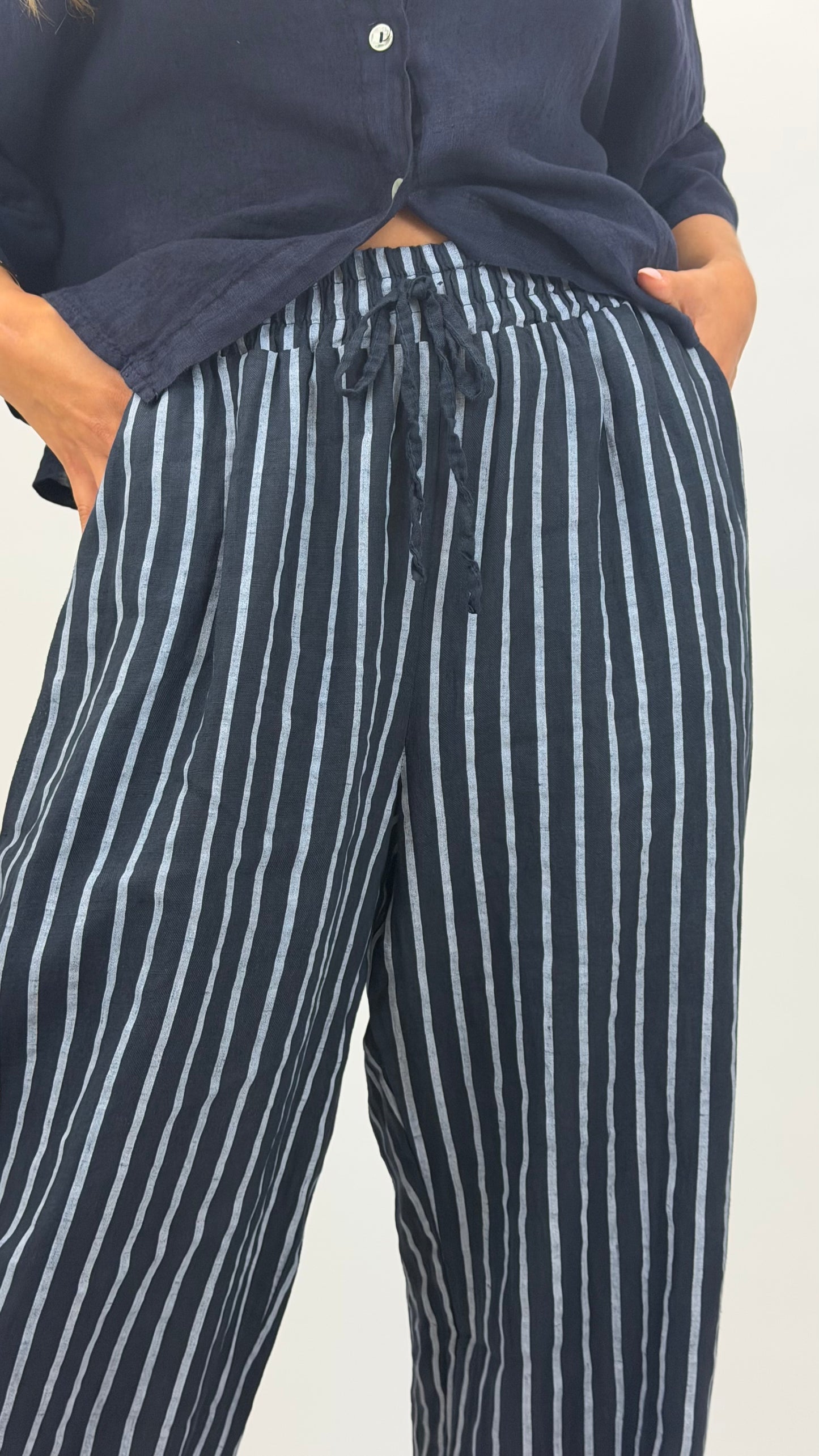 Calça linho marinho com risca azul-bebé