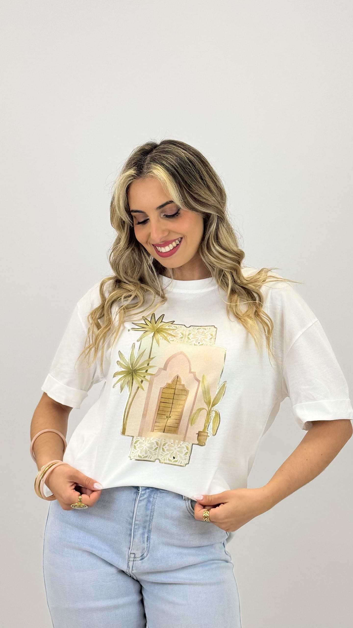 T-shirt estampado tons rosa-claro e dourado