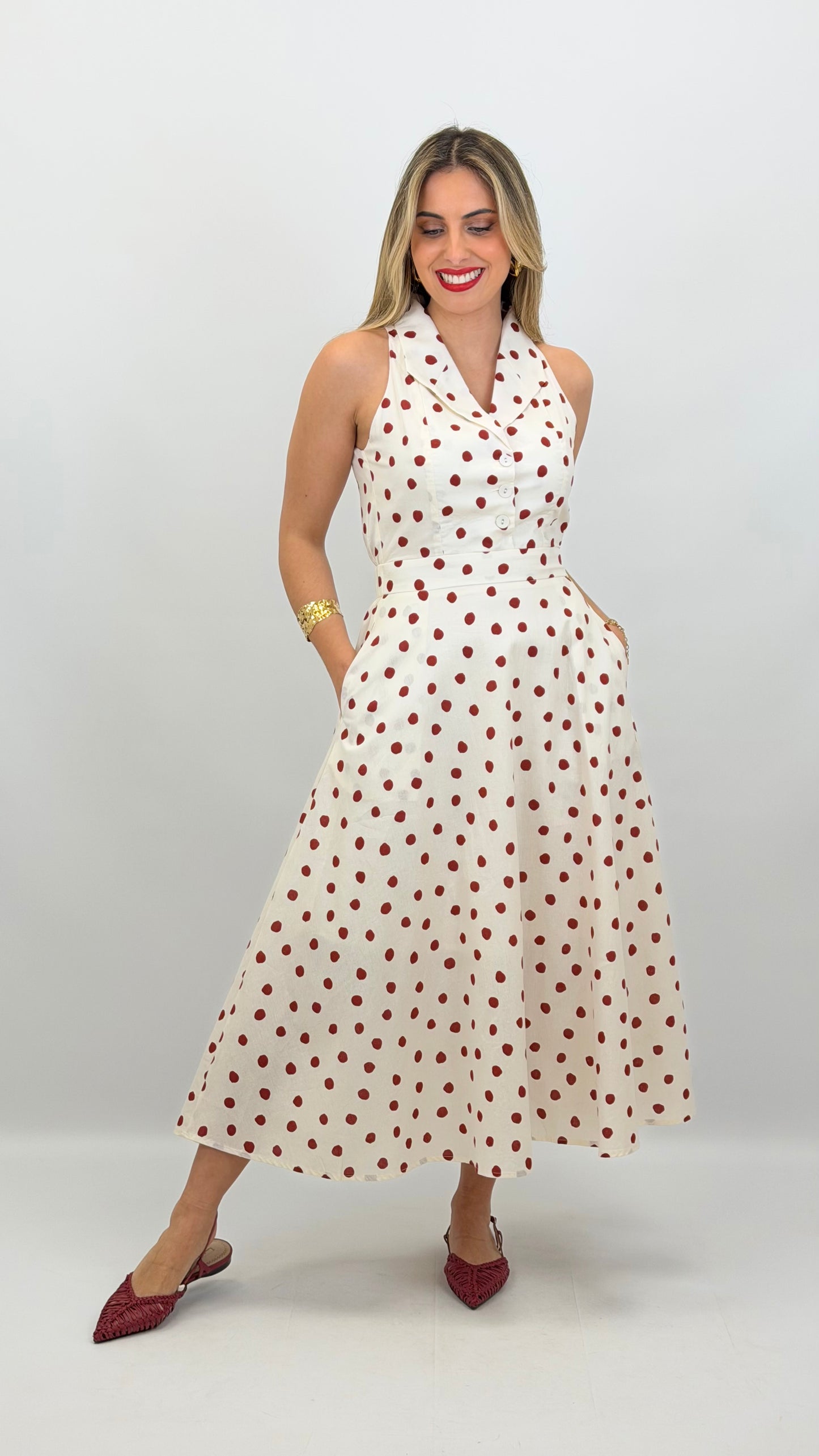 Vestido midi creme com pintas vermelhas