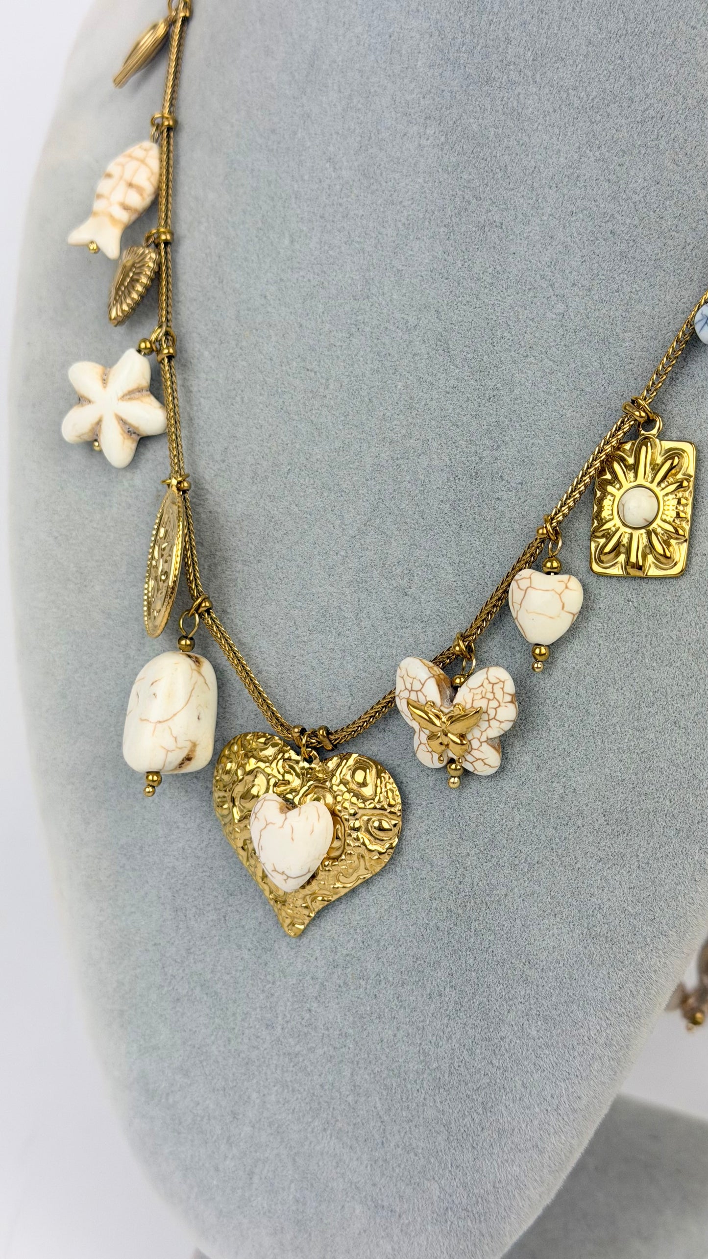 Colar aço dourado comprido pendentes dourados e creme