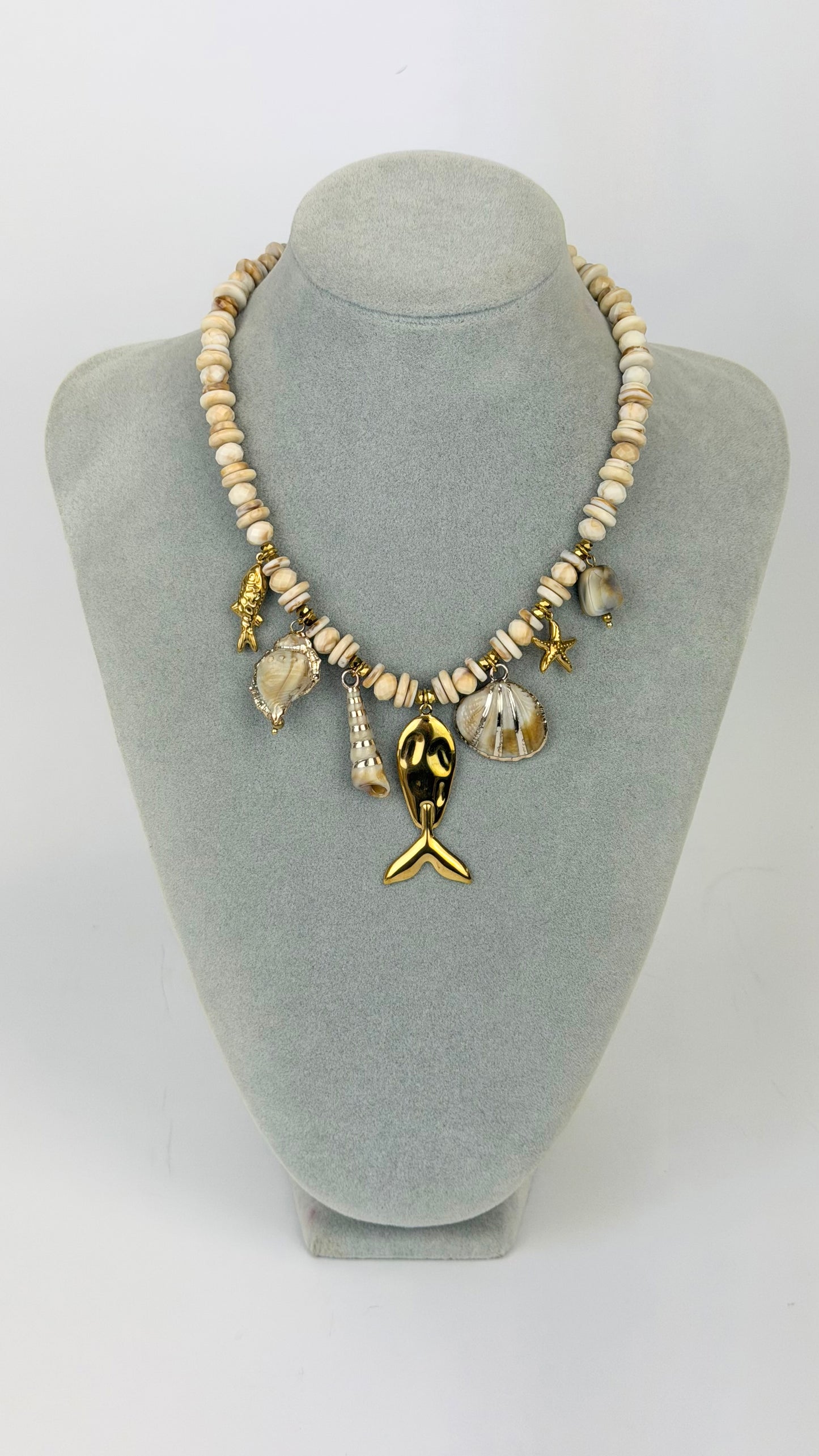 Colar missangas creme com pendentes marinhos dourado