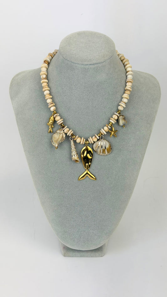 Colar missangas creme com pendentes marinhos dourado