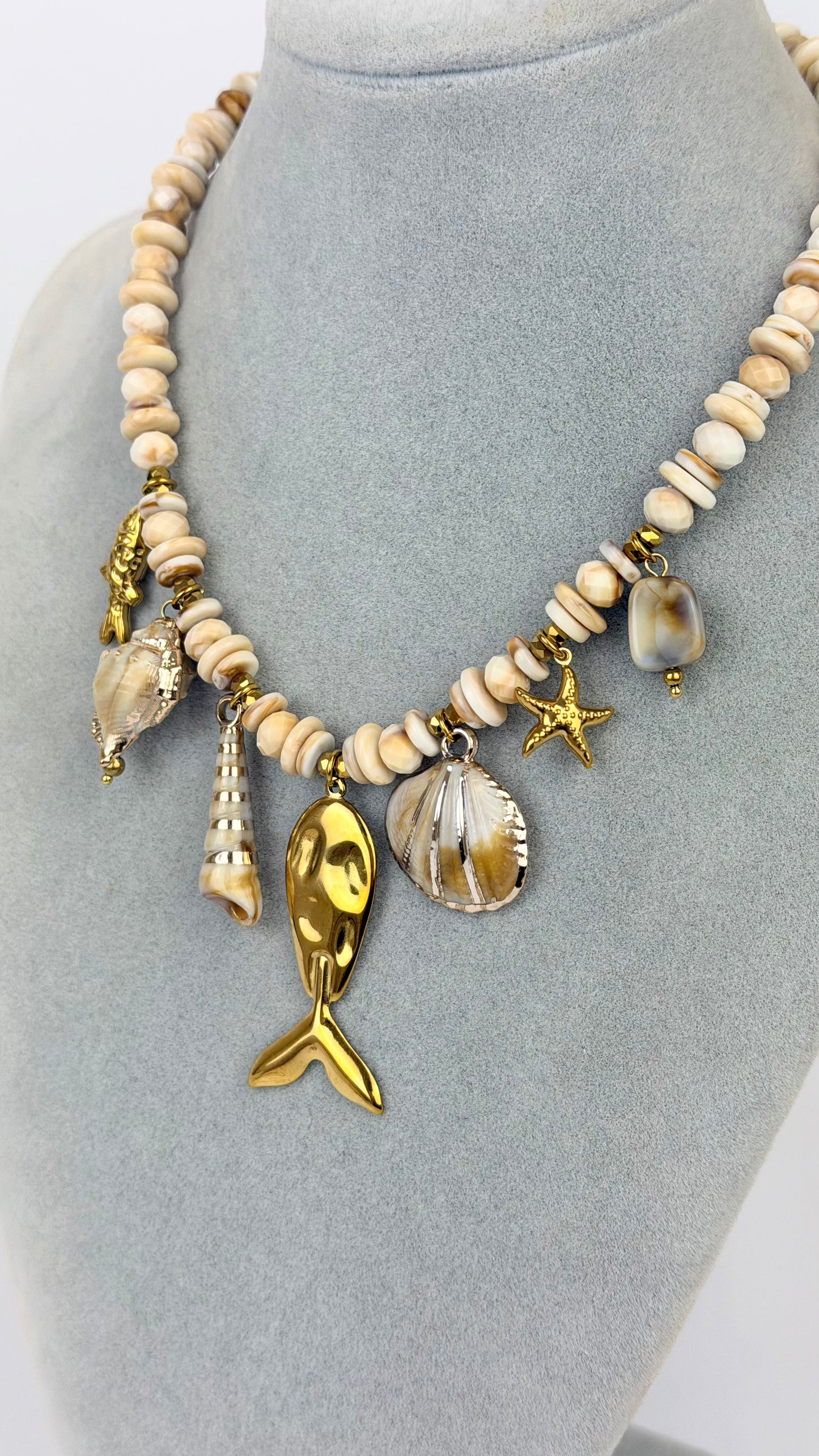 Colar missangas creme com pendentes marinhos dourado