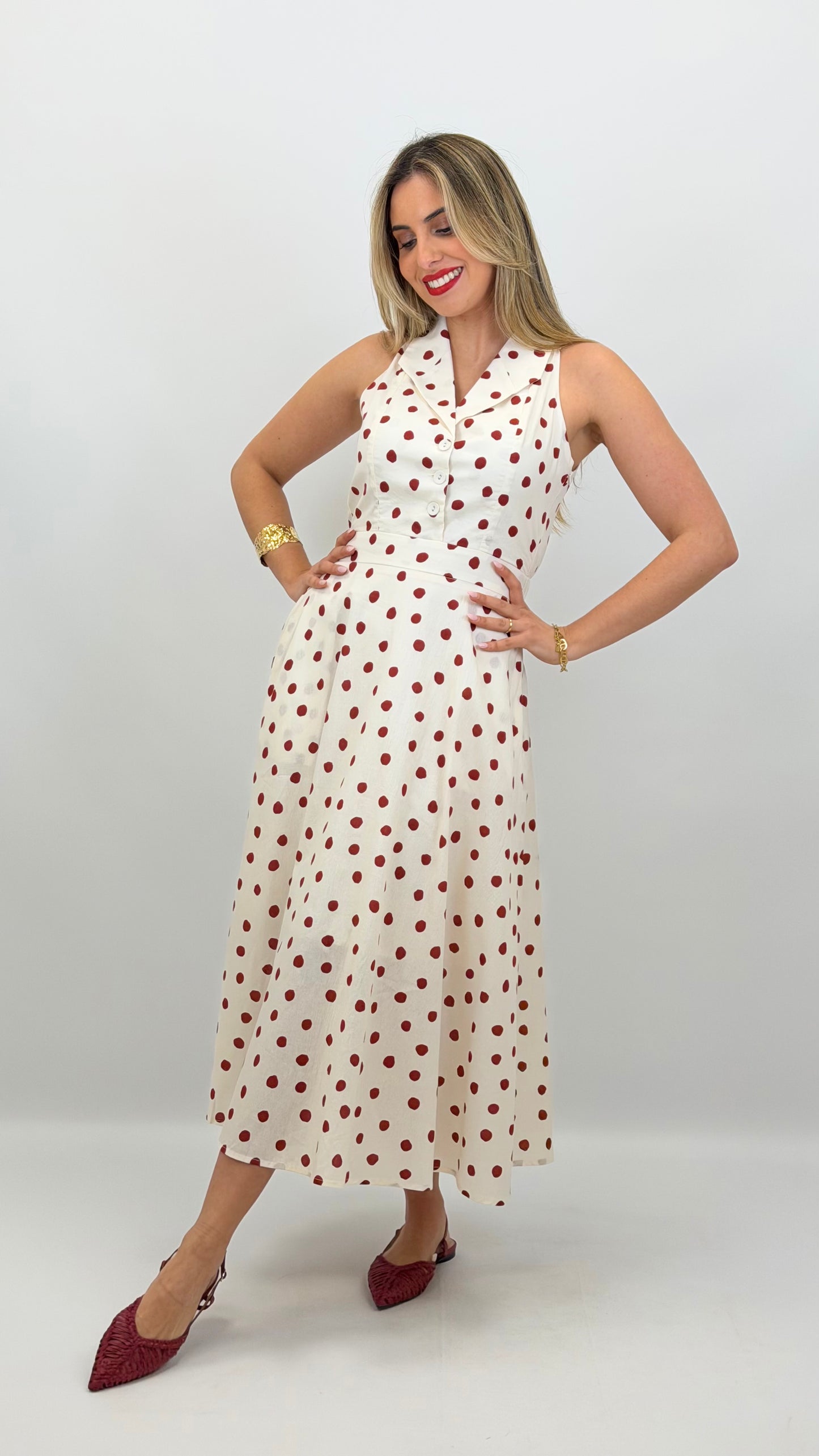Vestido midi creme com pintas vermelhas