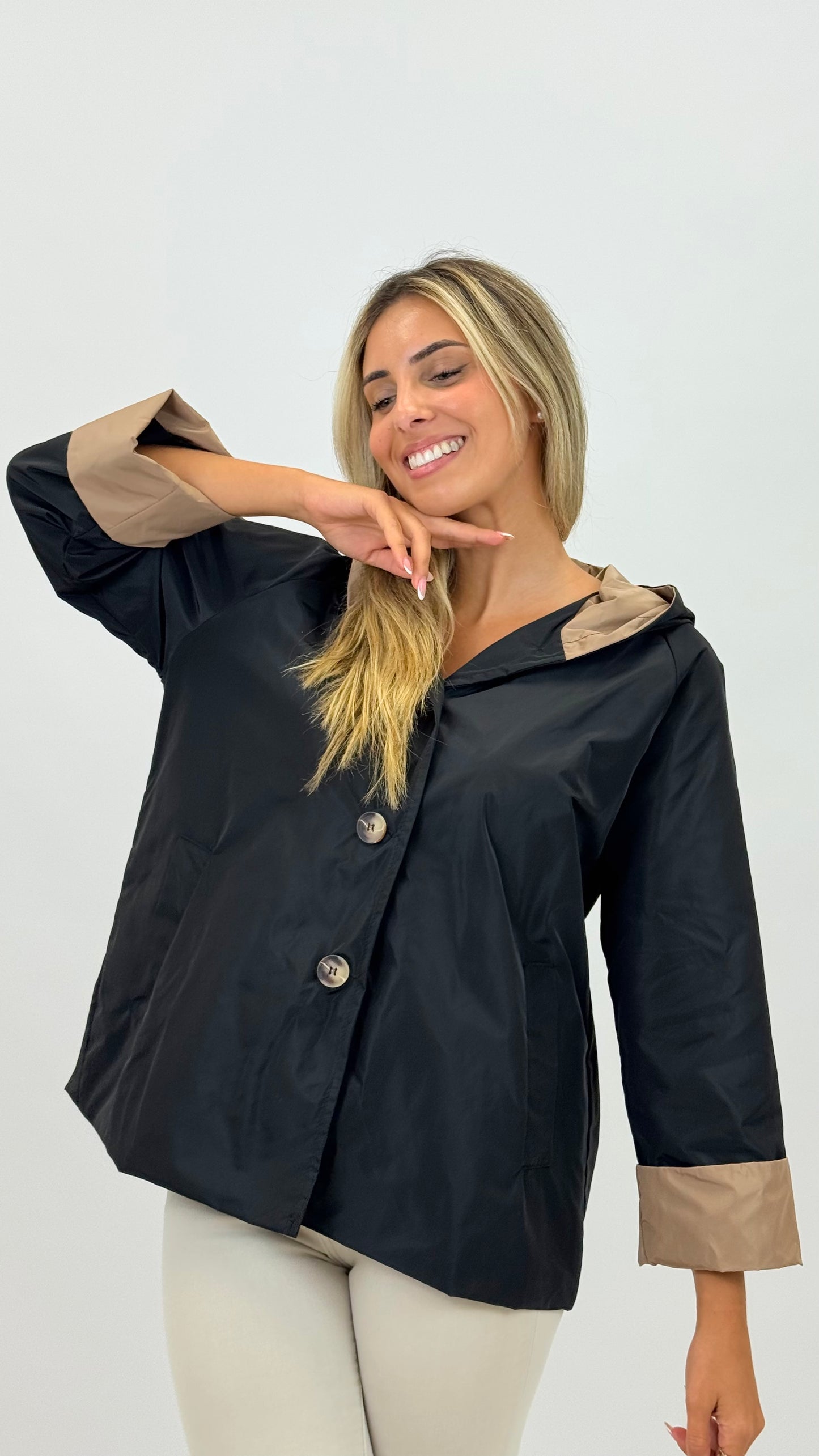 Parka preto com pormenores bege