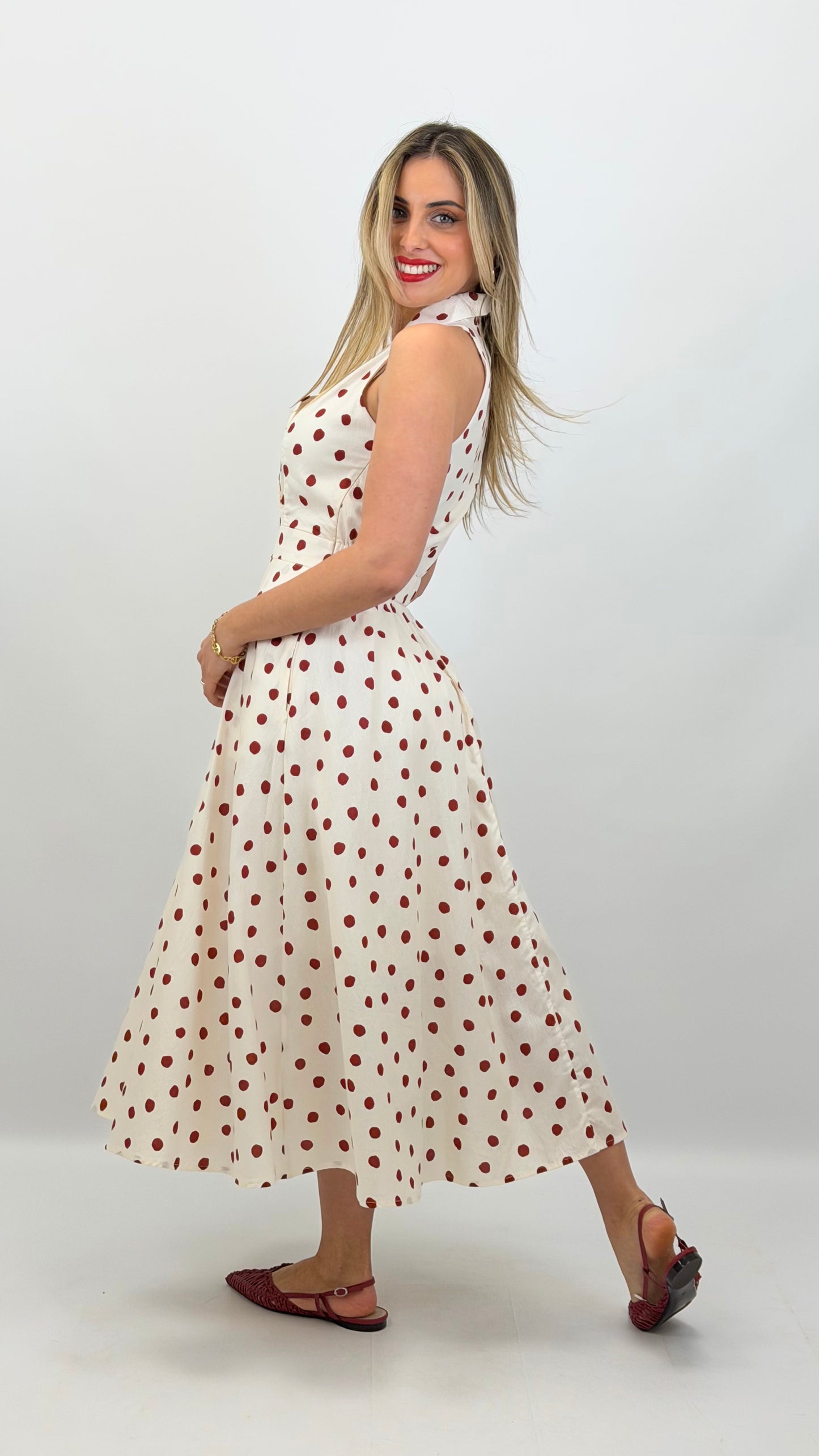 Vestido midi creme com pintas vermelhas
