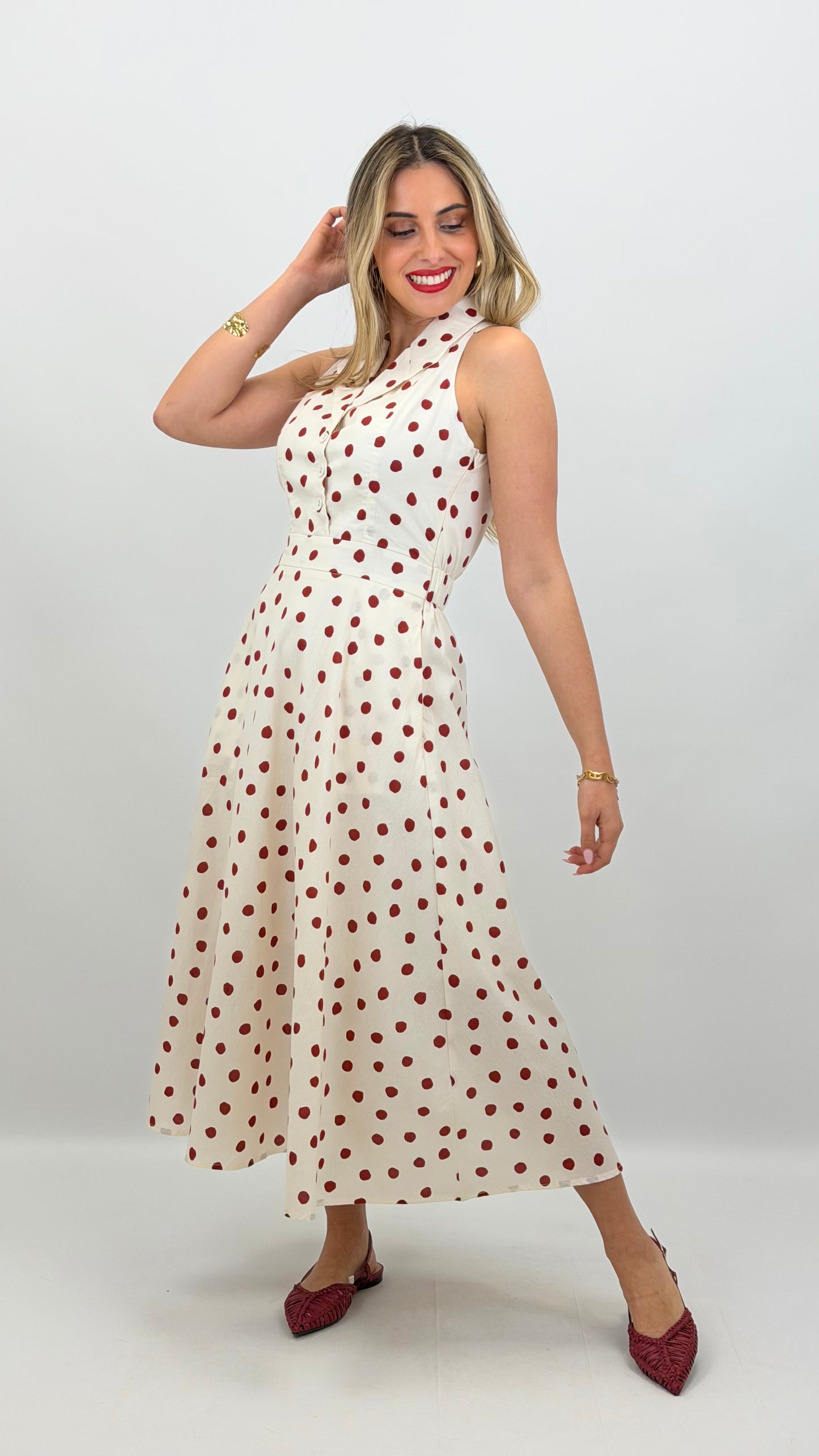 Vestido midi creme com pintas vermelhas