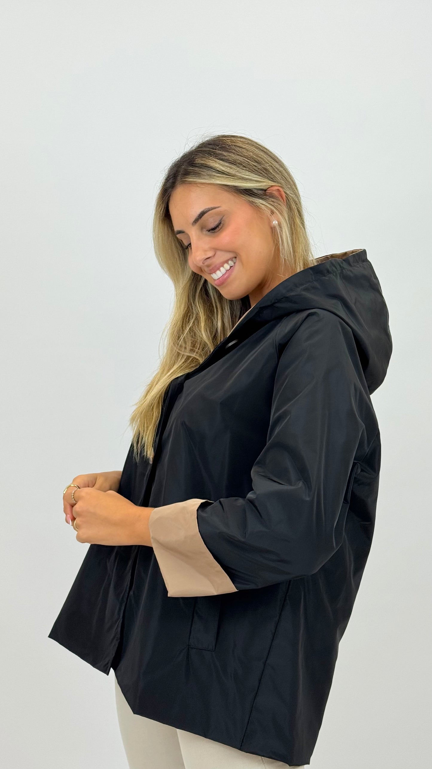 Parka preto com pormenores bege