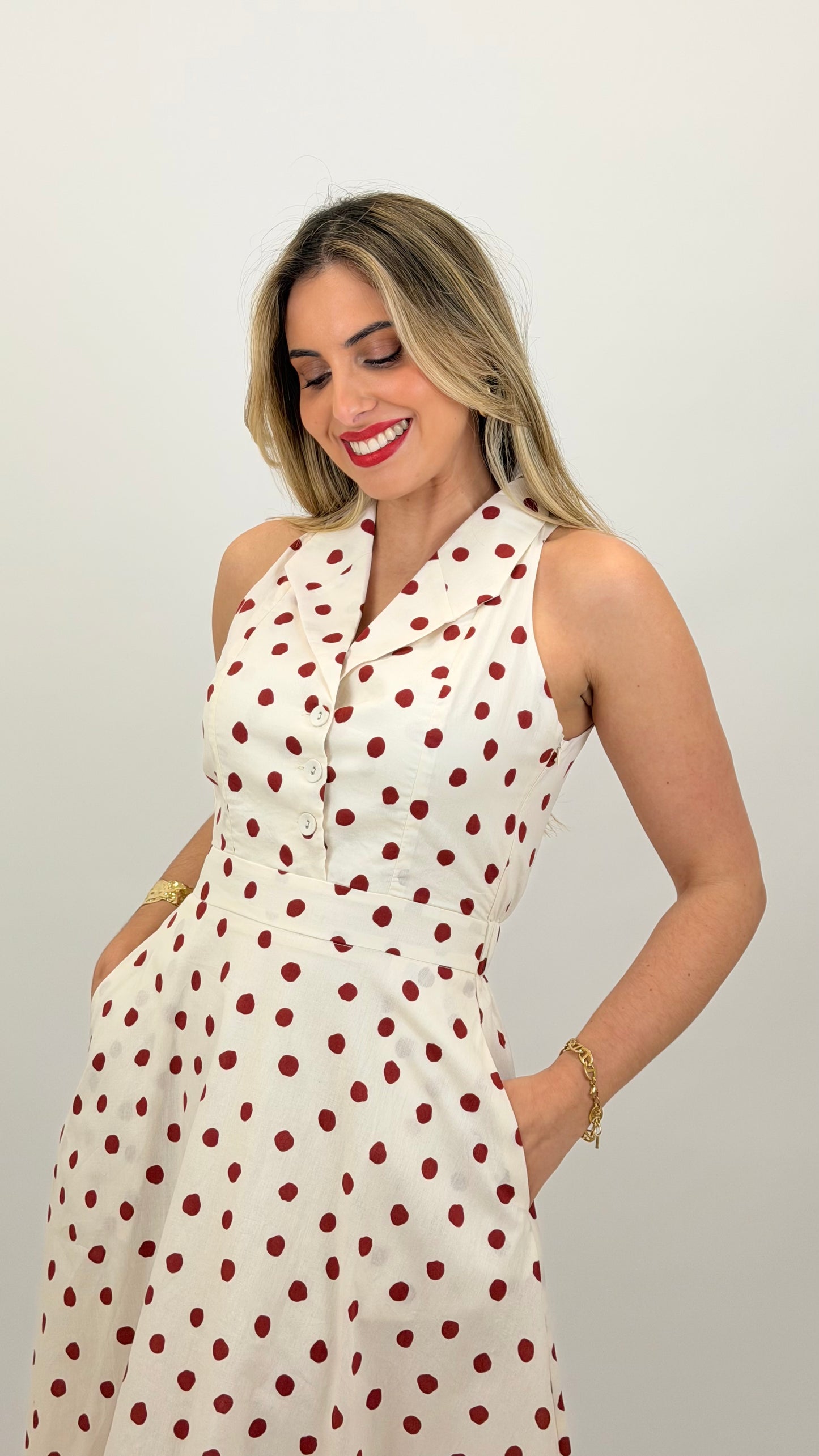 Vestido midi creme com pintas vermelhas