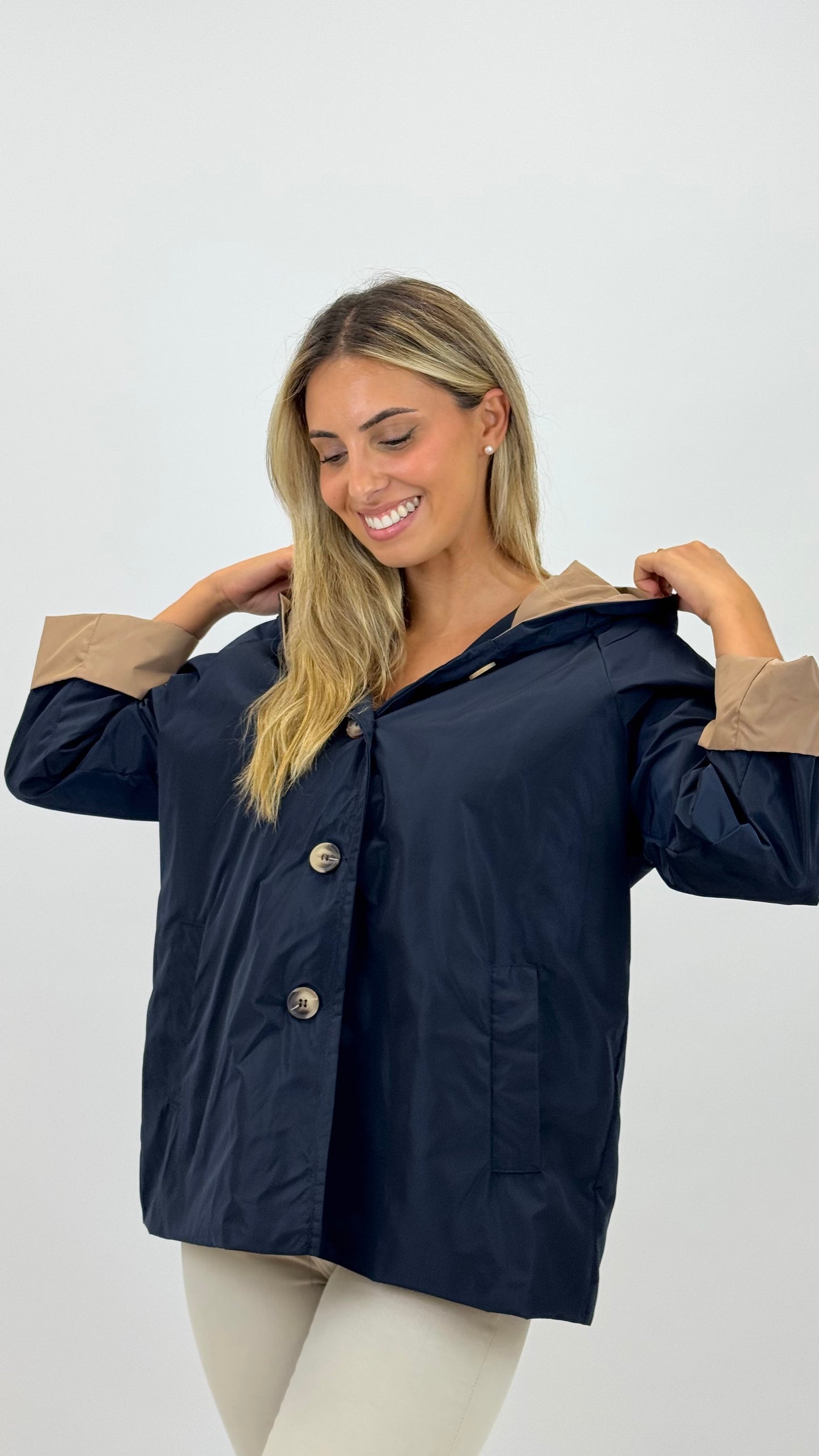 Parka azul-marinho com pormenores bege