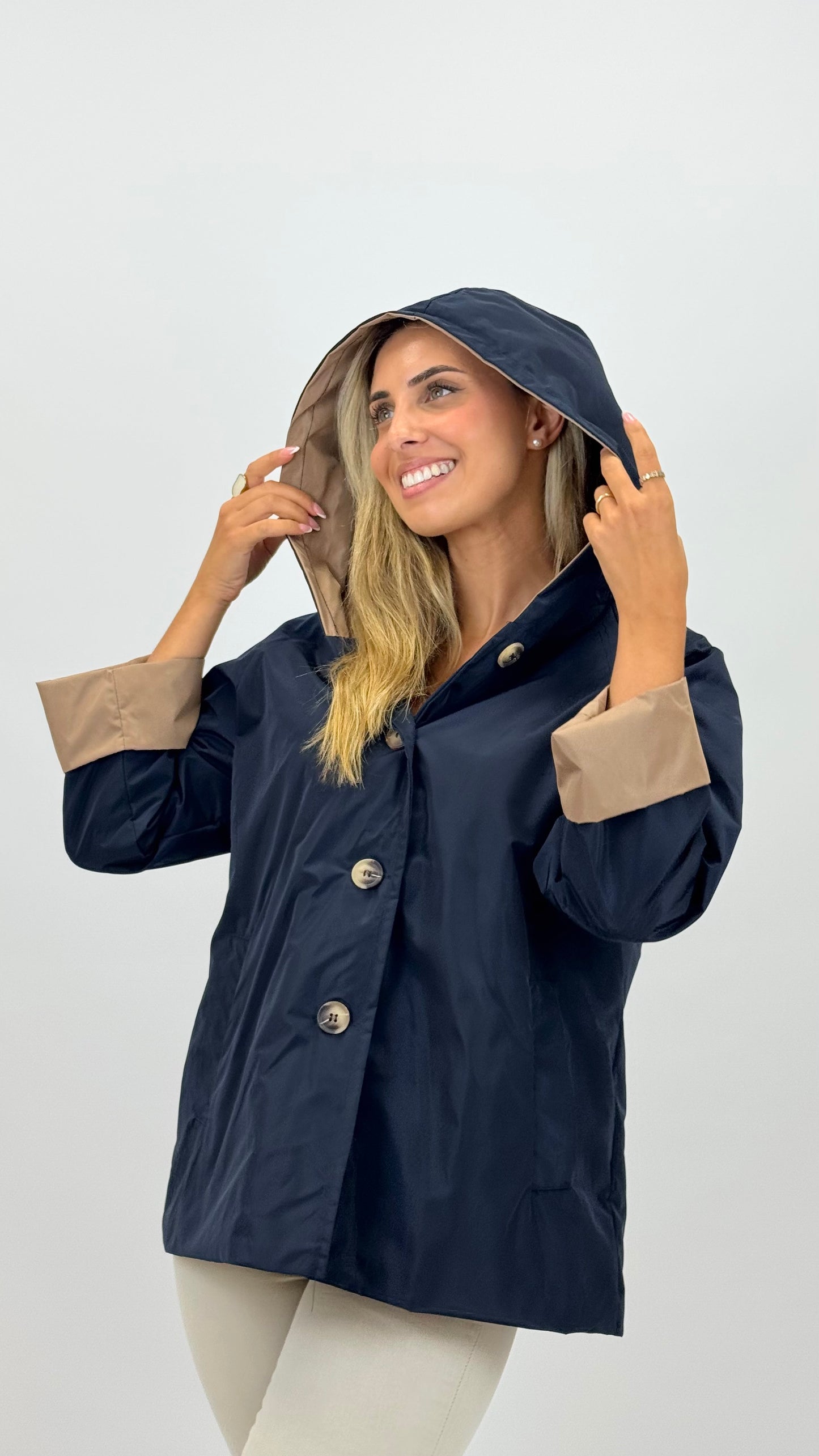 Parka azul-marinho com pormenores bege