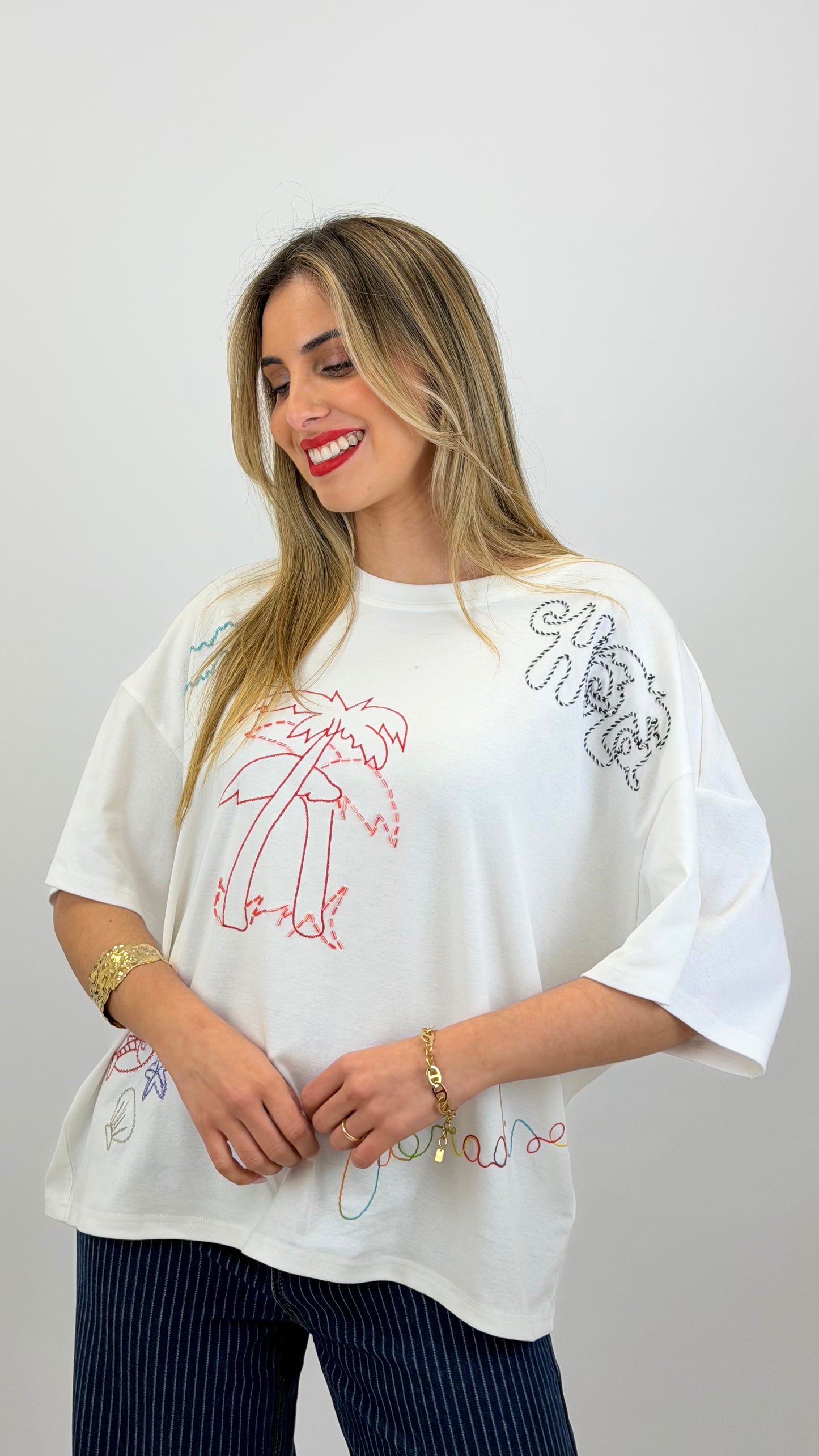 T-shirt branca com bordados coloridos