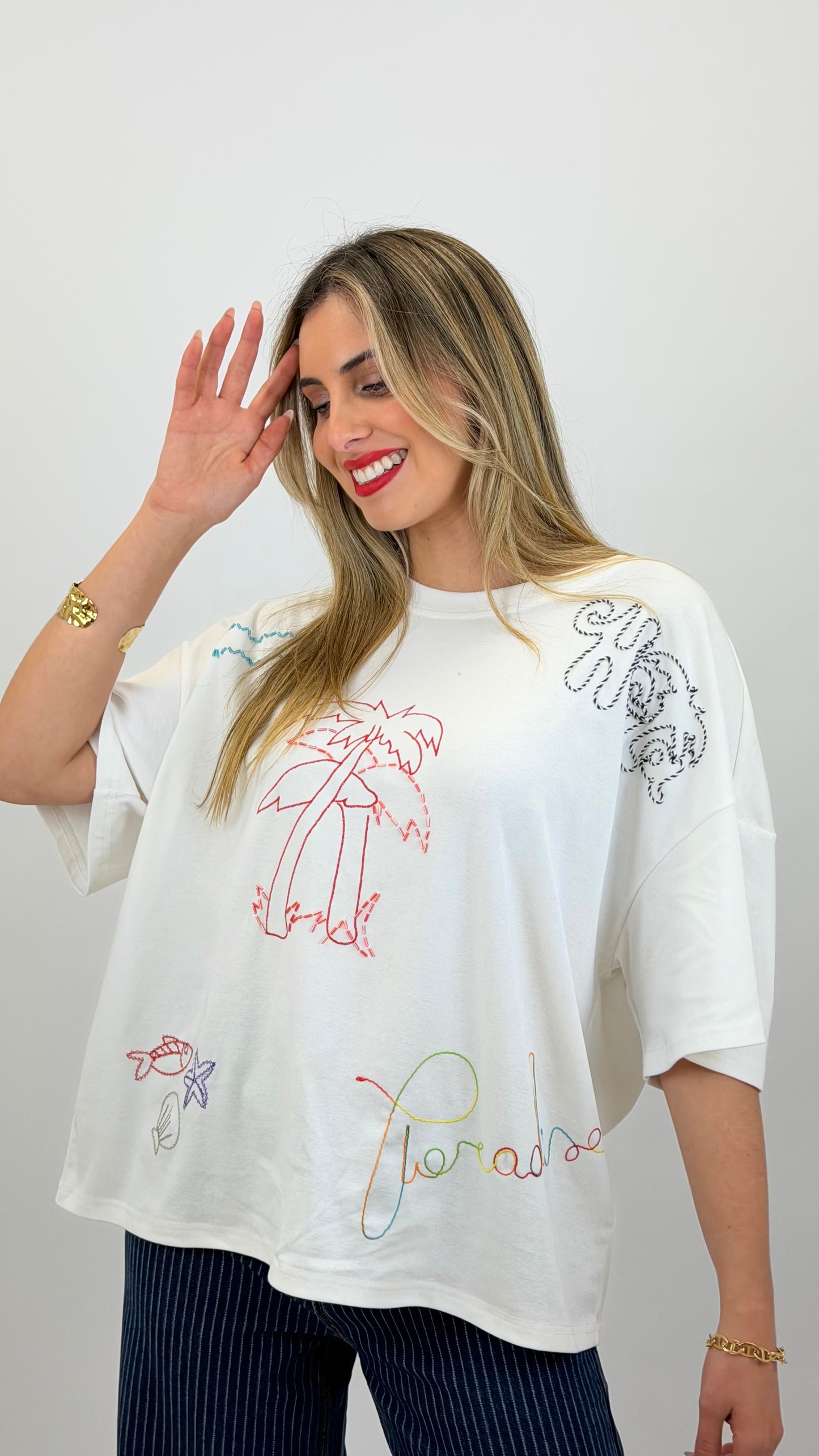 T-shirt branca com bordados coloridos