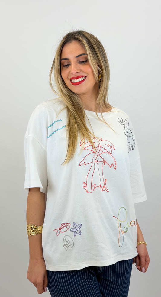T-shirt branca com bordados coloridos