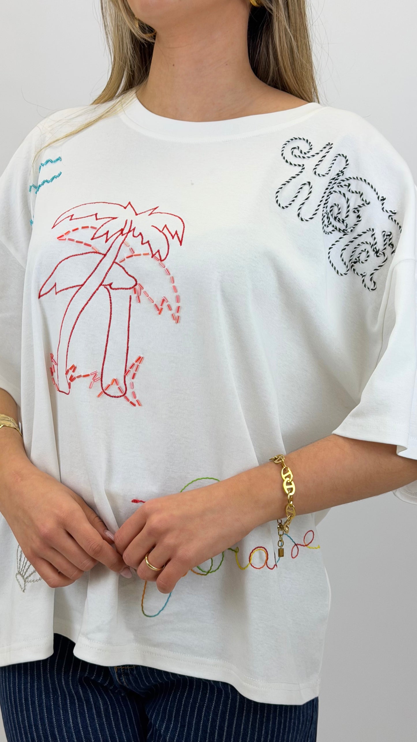 T-shirt branca com bordados coloridos