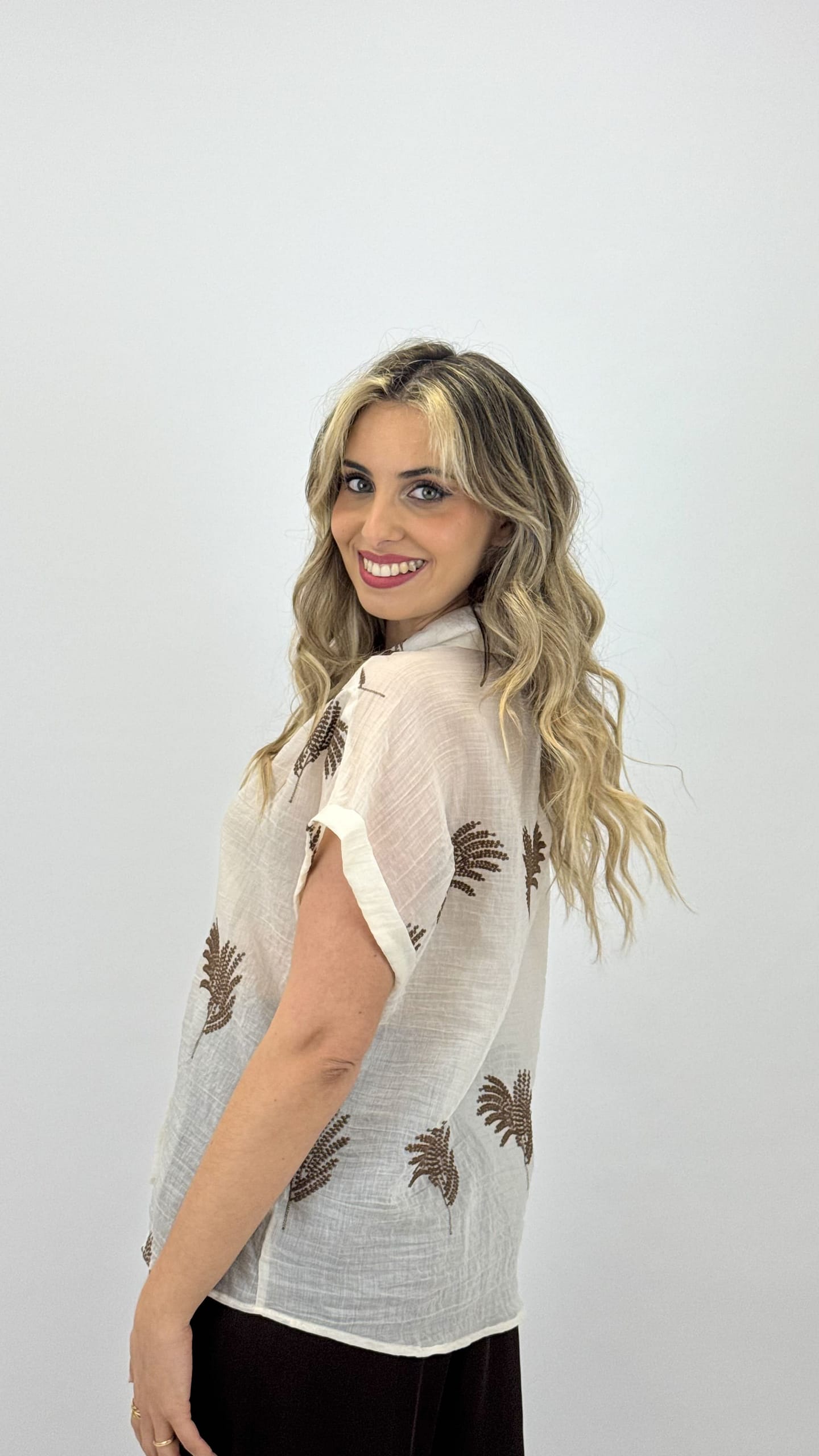 Blusa bege com estampado folhas castanhas