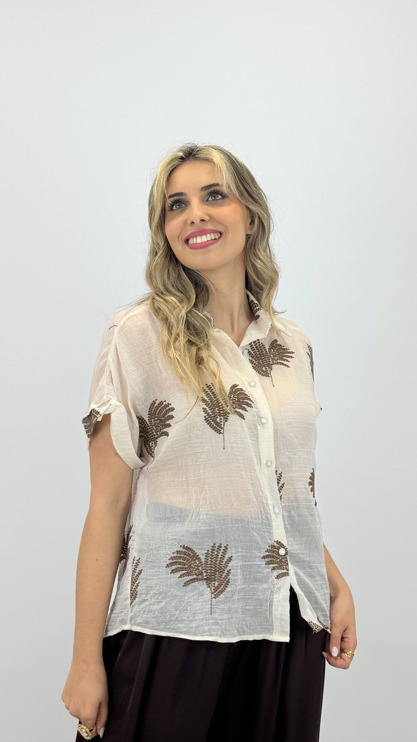 Blusa bege com estampado folhas castanhas