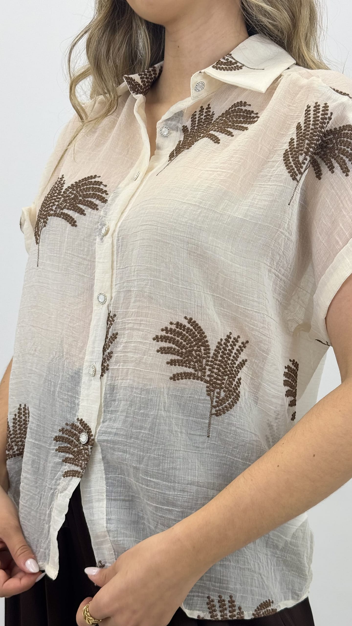 Blusa bege com estampado folhas castanhas