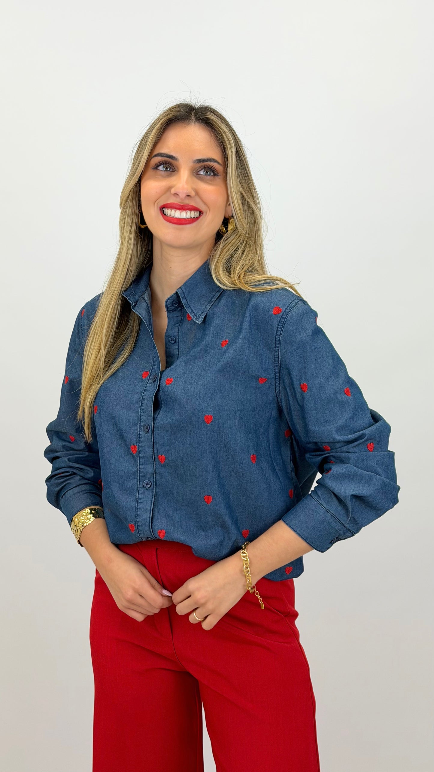 Camisa ganga fina corações bordados vermelhos