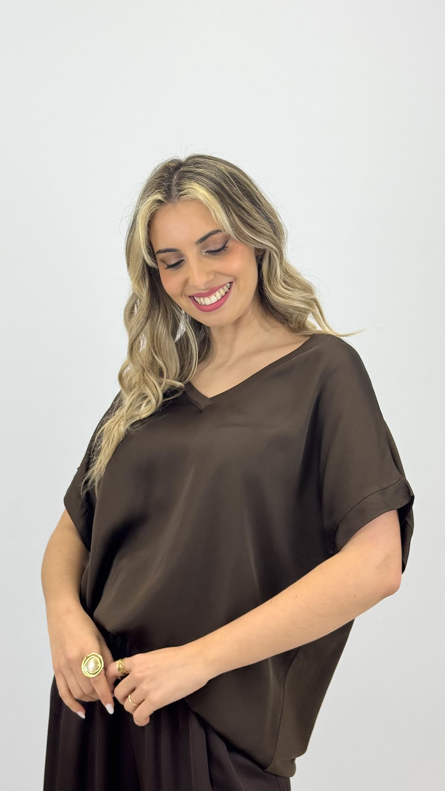 T-shirt básica acetinada castanha