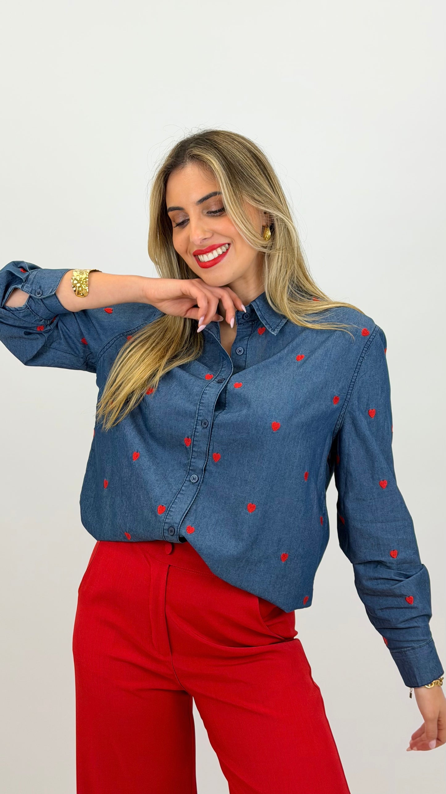 Camisa ganga fina corações bordados vermelhos