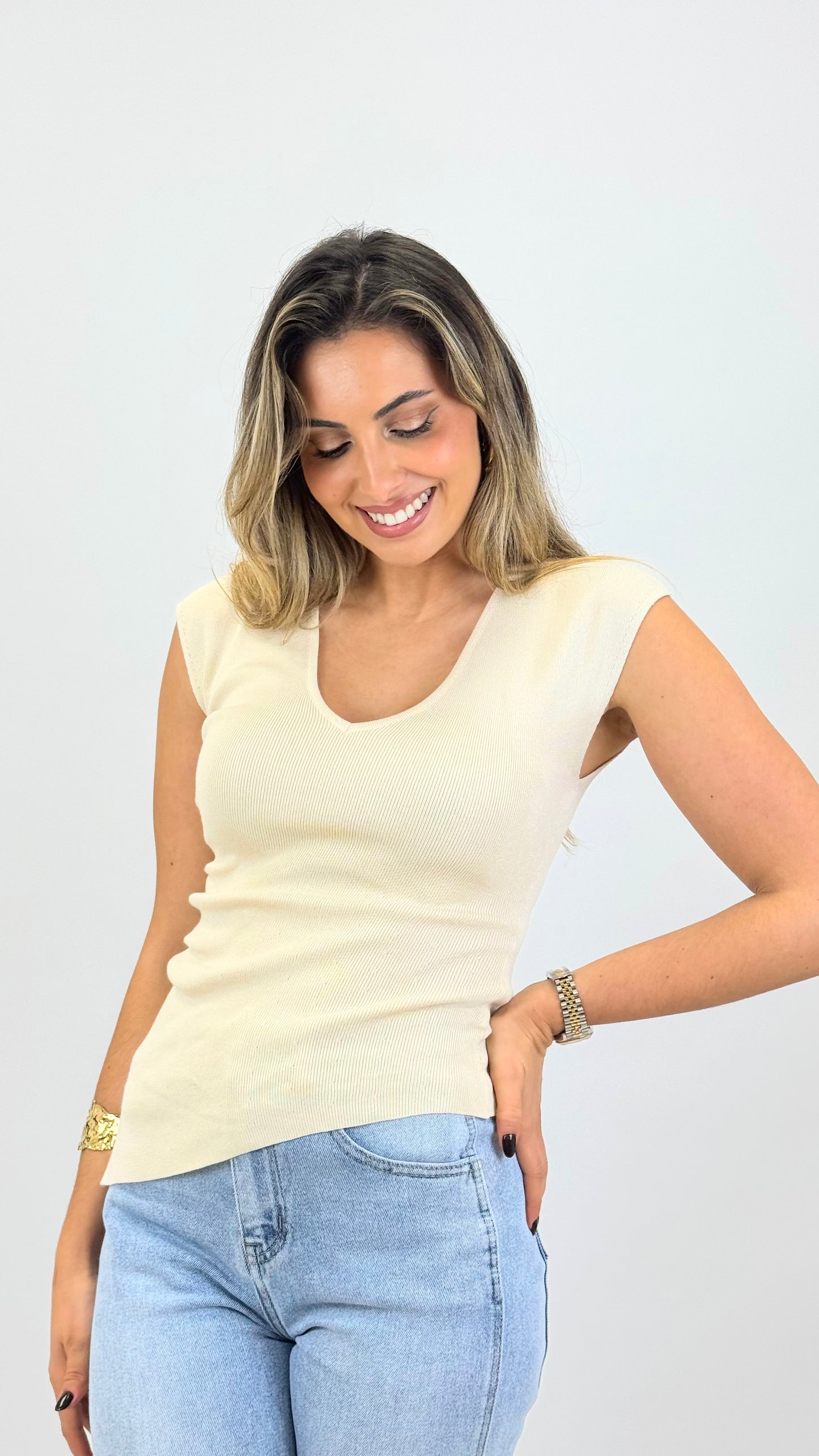 Top malha bege decote bico