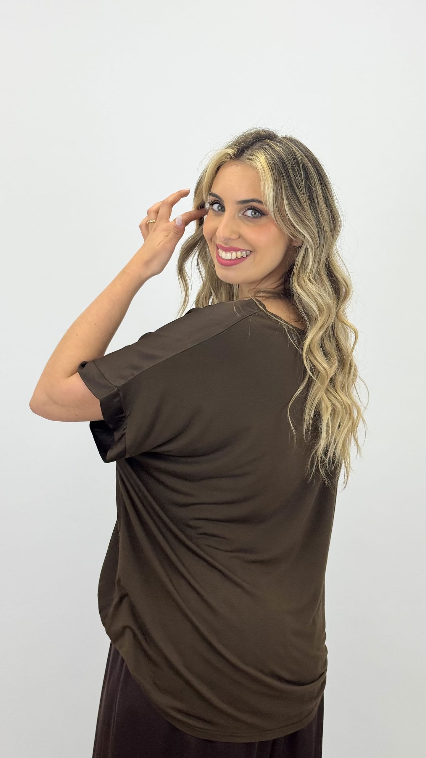 T-shirt básica acetinada castanha